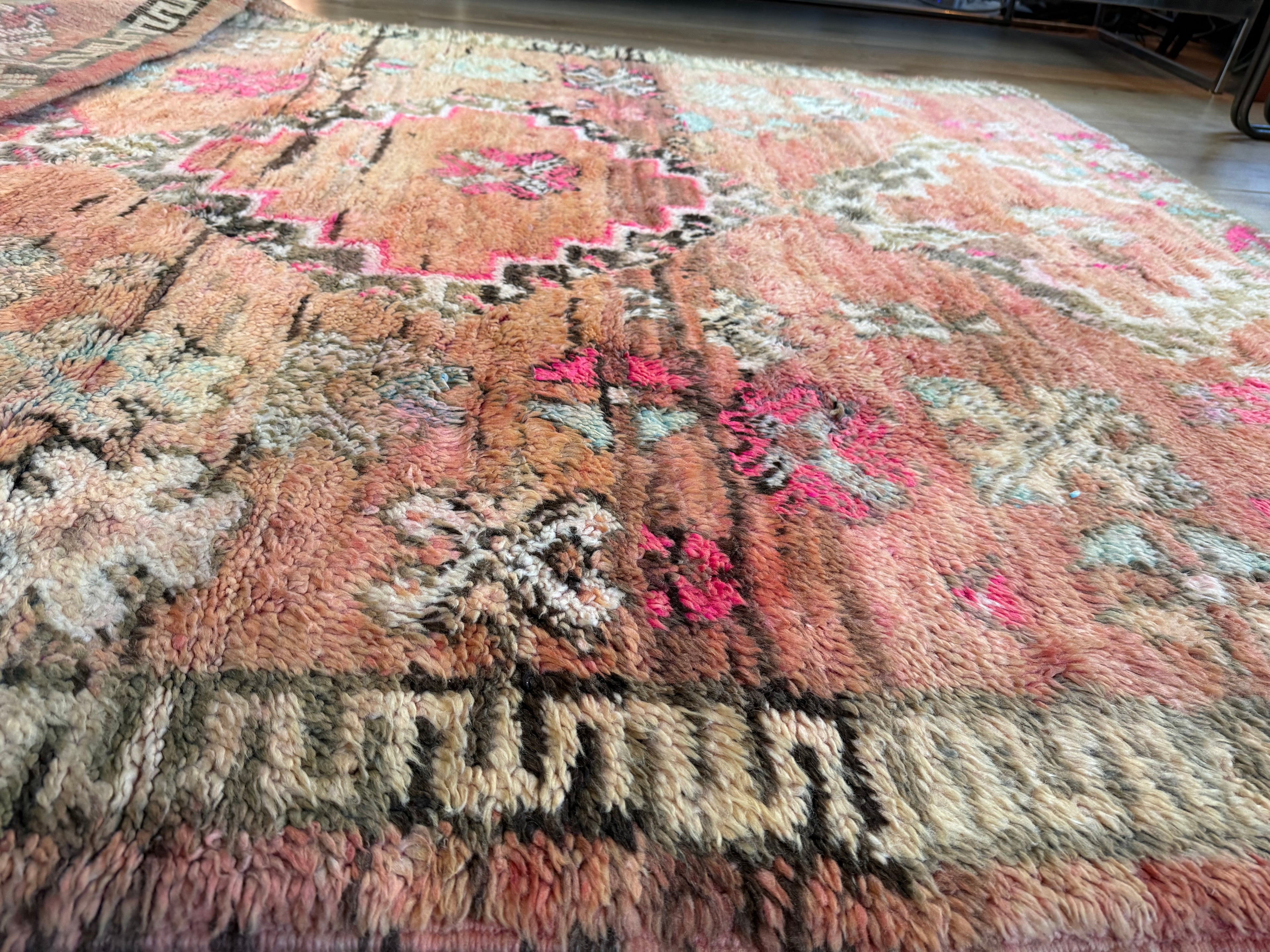 Vintage handgeknoopt tapijt – warm pastel & roze – ca. 303 × 182 cm