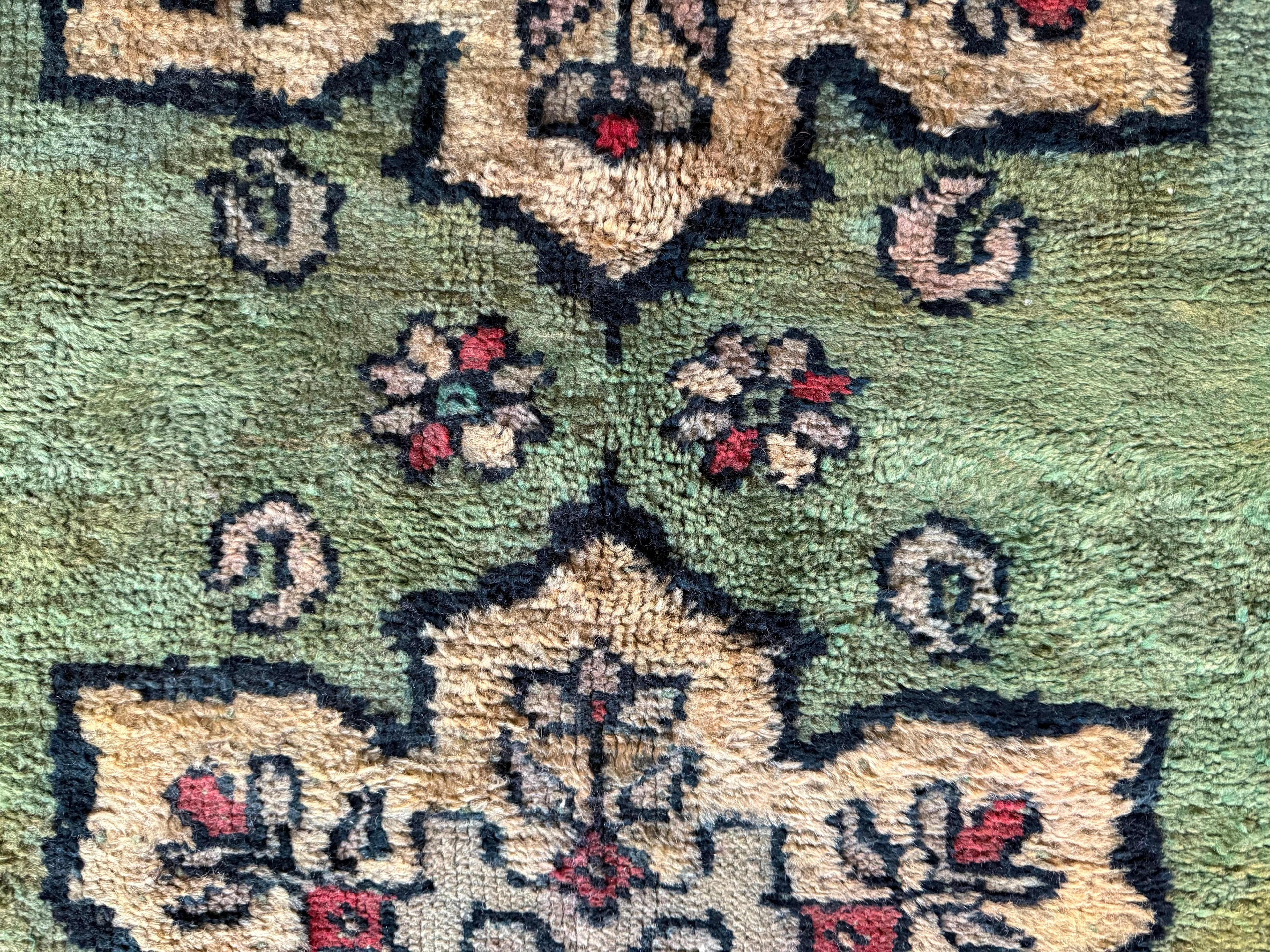 Vintage Marokkaans tapijt met zeldzaam groen veld – handgeknoopt wol (362 × 172 cm)