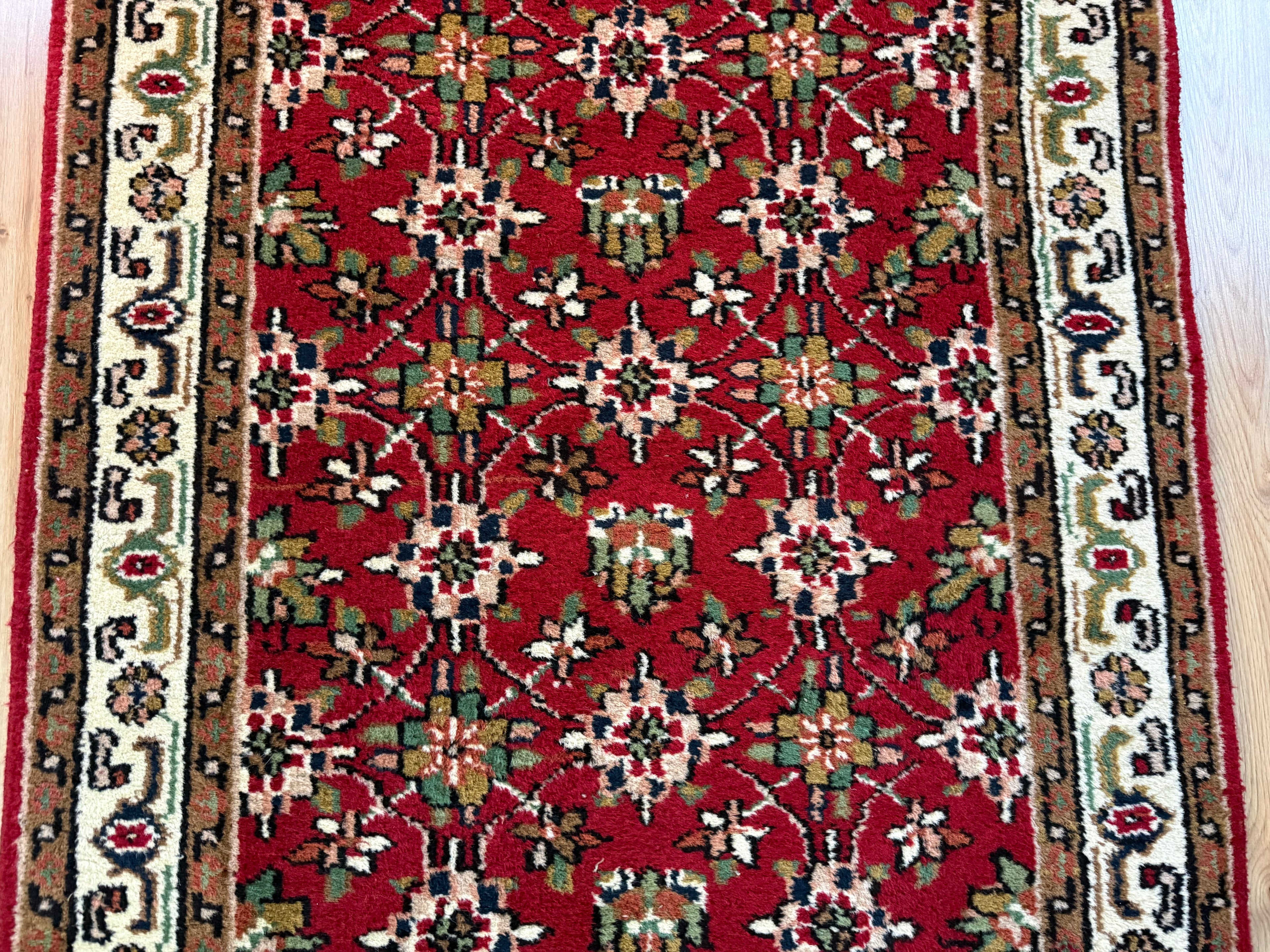 Warm rood vintage oosters tapijt met florale details – ca. 174 × 92 cm