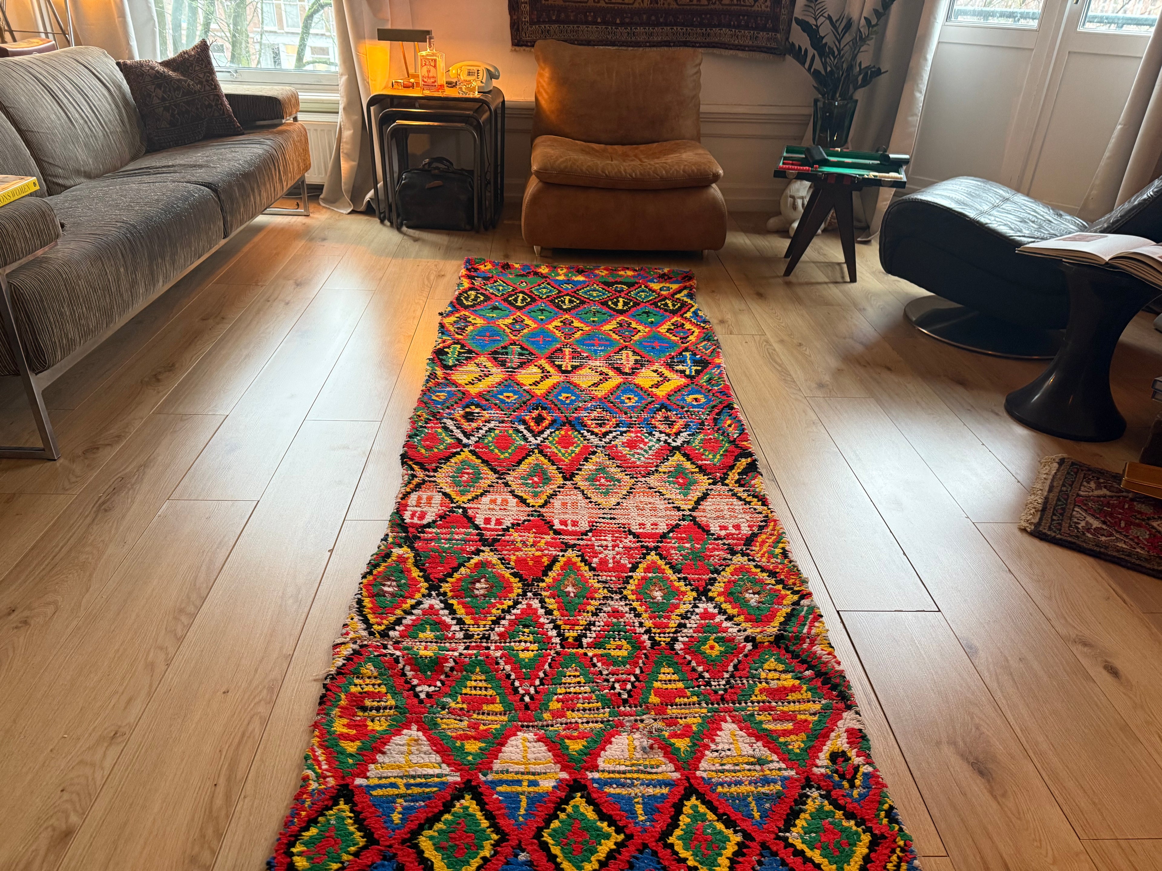 Vintage Marokkaanse loper 326 × 86 cm – kleurrijk & grafisch