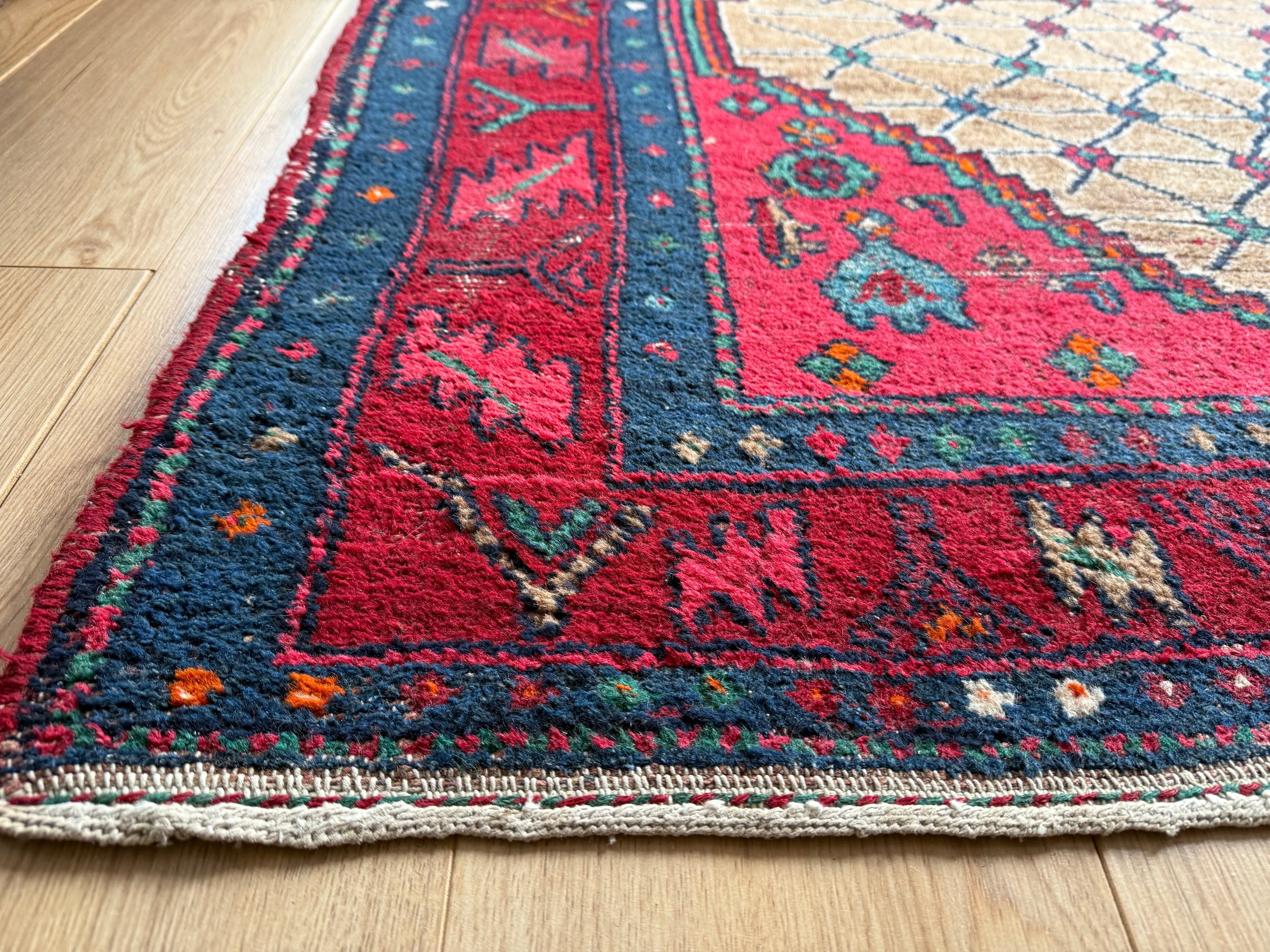 Hand-knotted Vintage Rug with Graphic Diamond Field – 185 × 131 cm