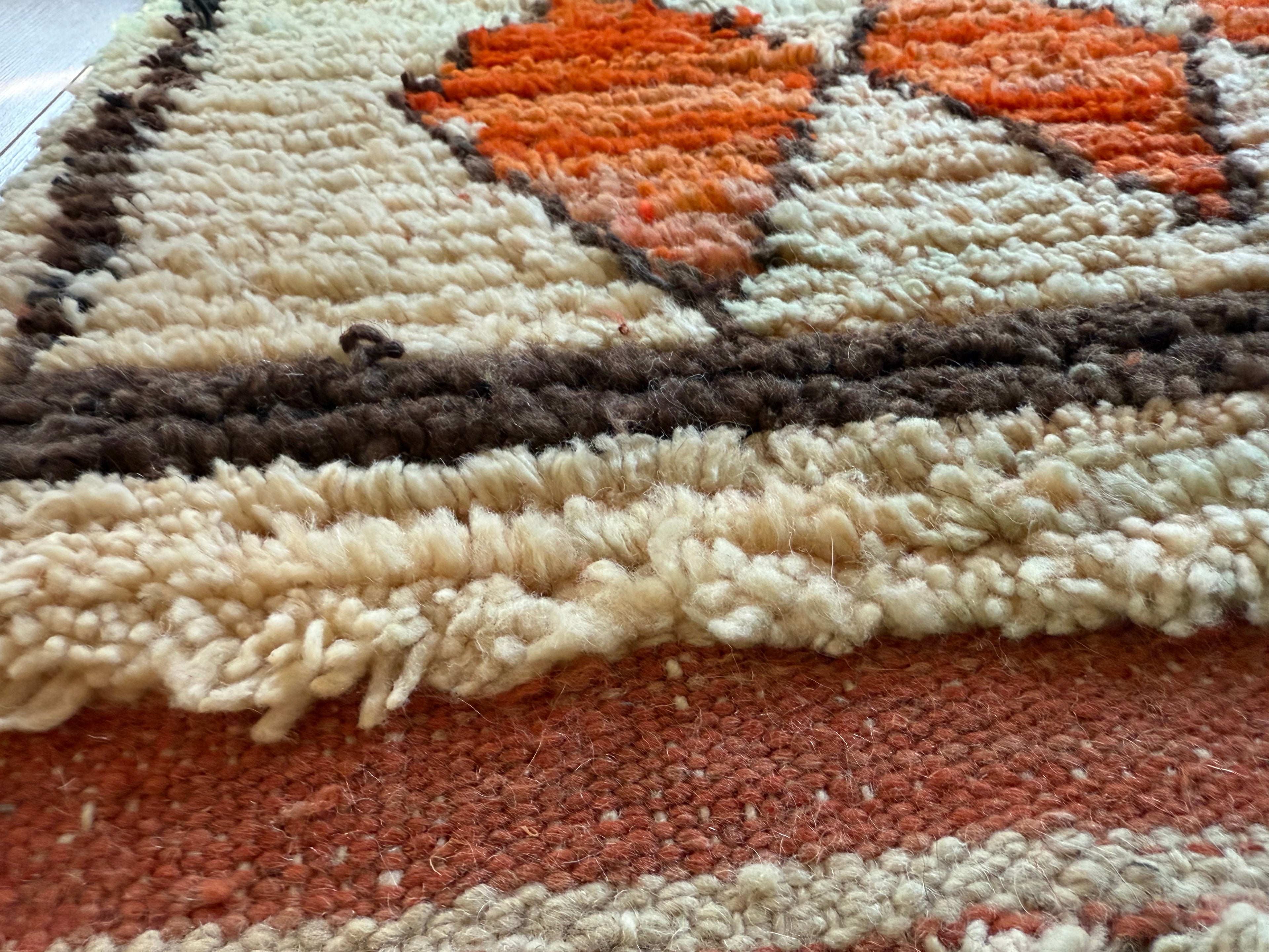 Vintage hoogpolig Marokkaans Berber kleed met warm oranje ruitmotief – 157 × 106 cm