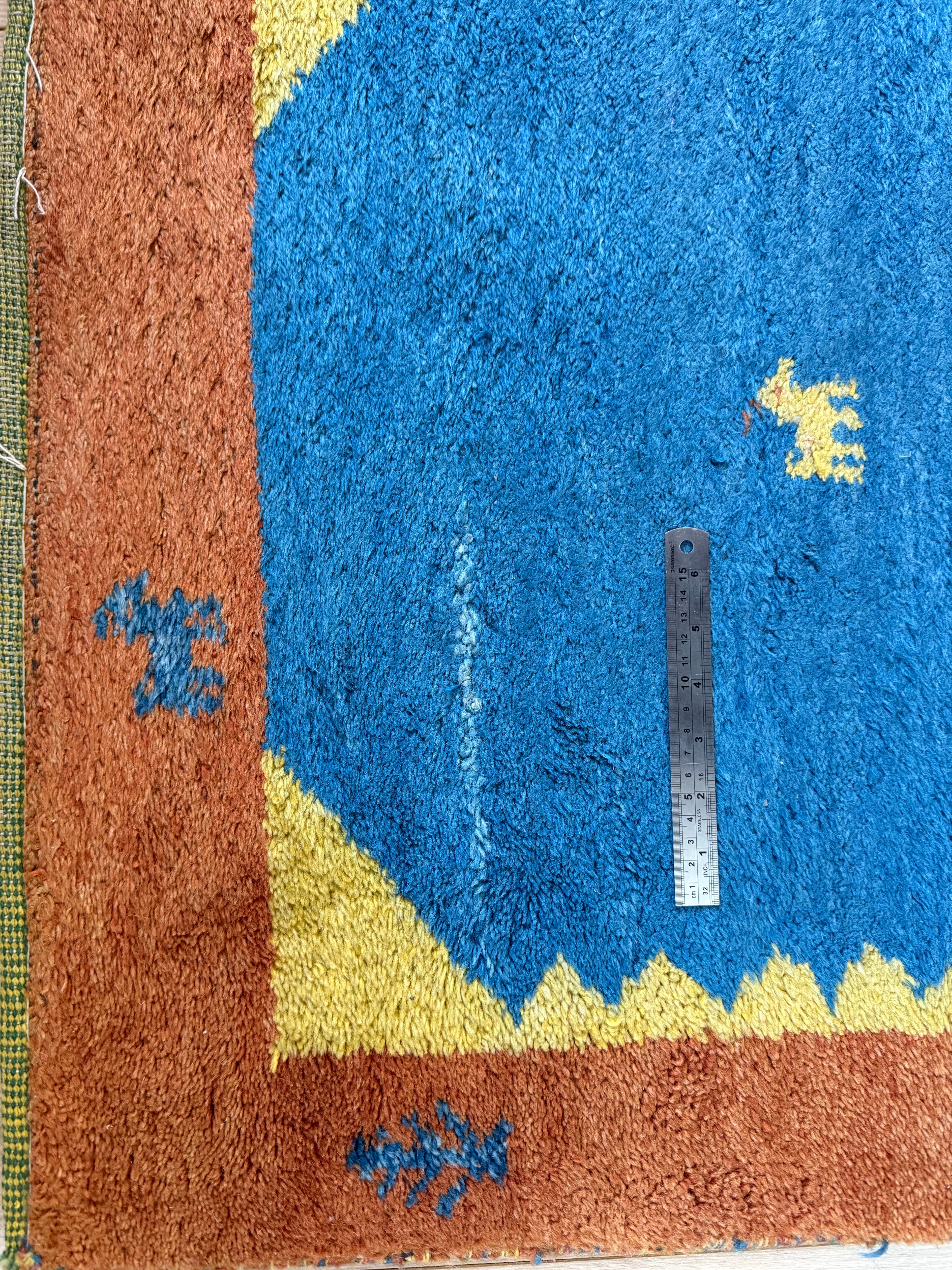 Vintage handgeknoopte loper – blauw & oker – ca. 302 × 77,5 cm