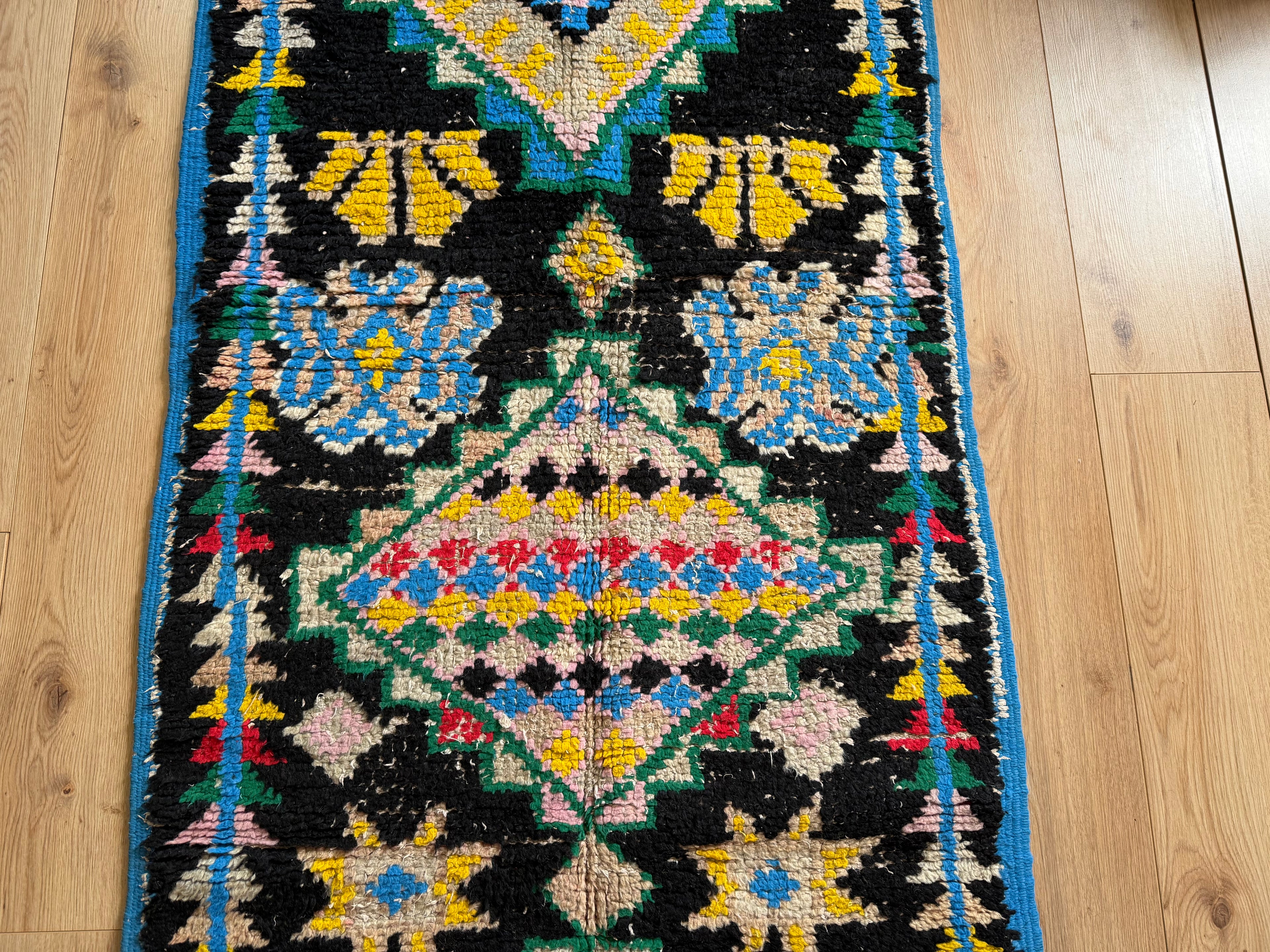 Handgeknoopt vintage tapijt Boucherouite loper uit Marokko– ca. 277 × 88 cm