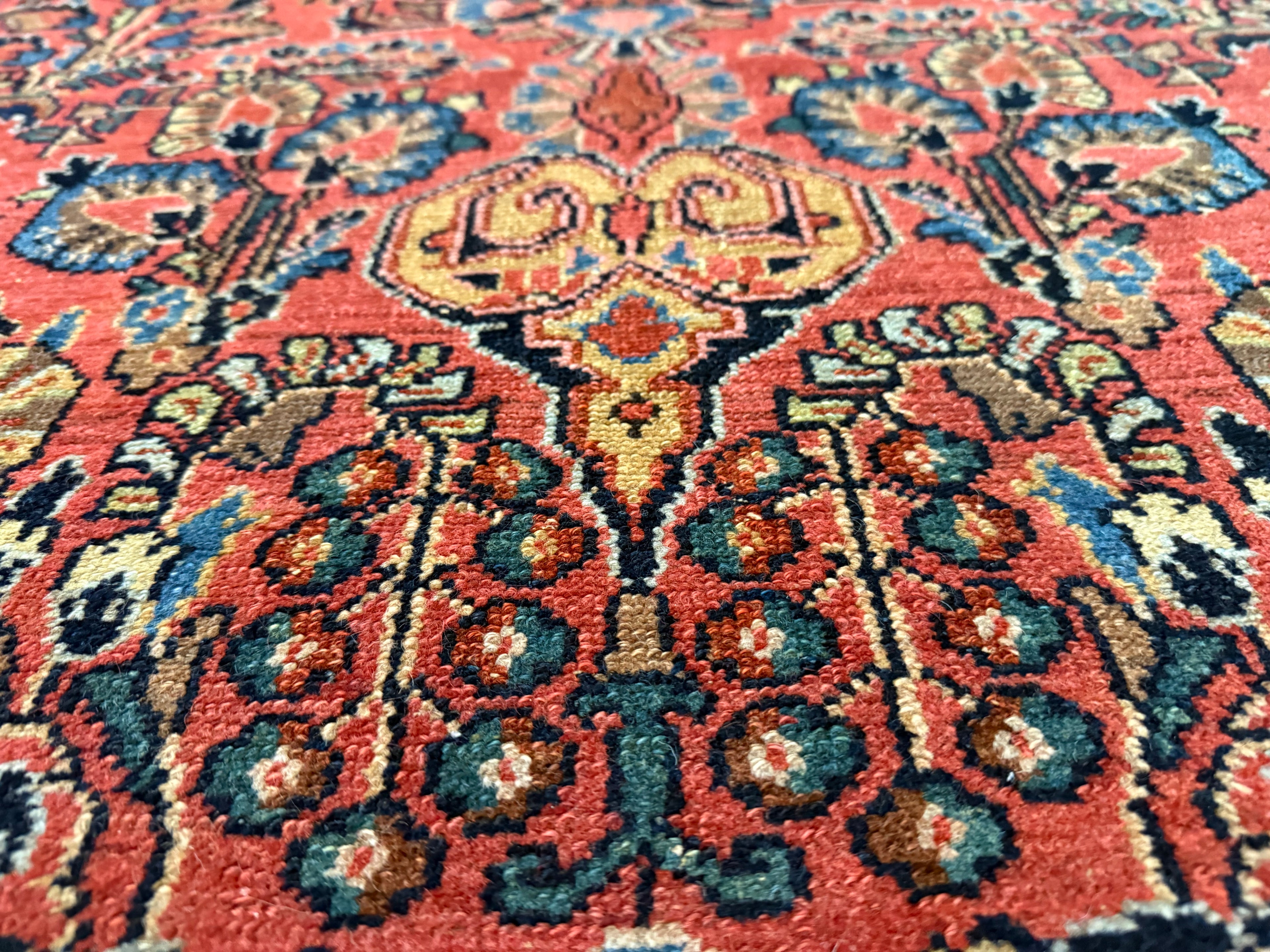 Warm rood Sarouk tapijt – 203 × 125 cm – florale elegantie