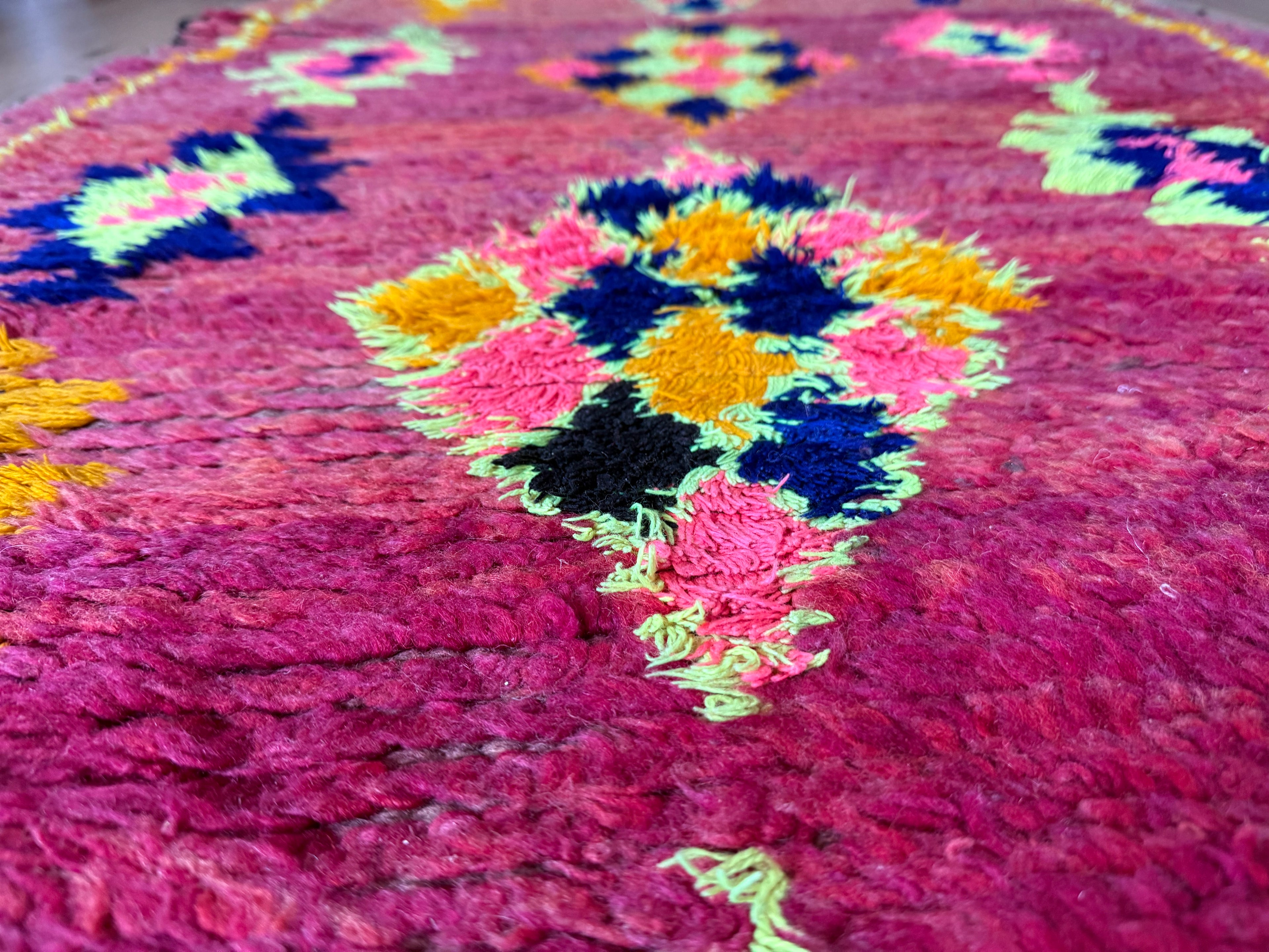 Vintage Marokkaanse loper met uitgesproken kleur & karakter 384 × 101 cm