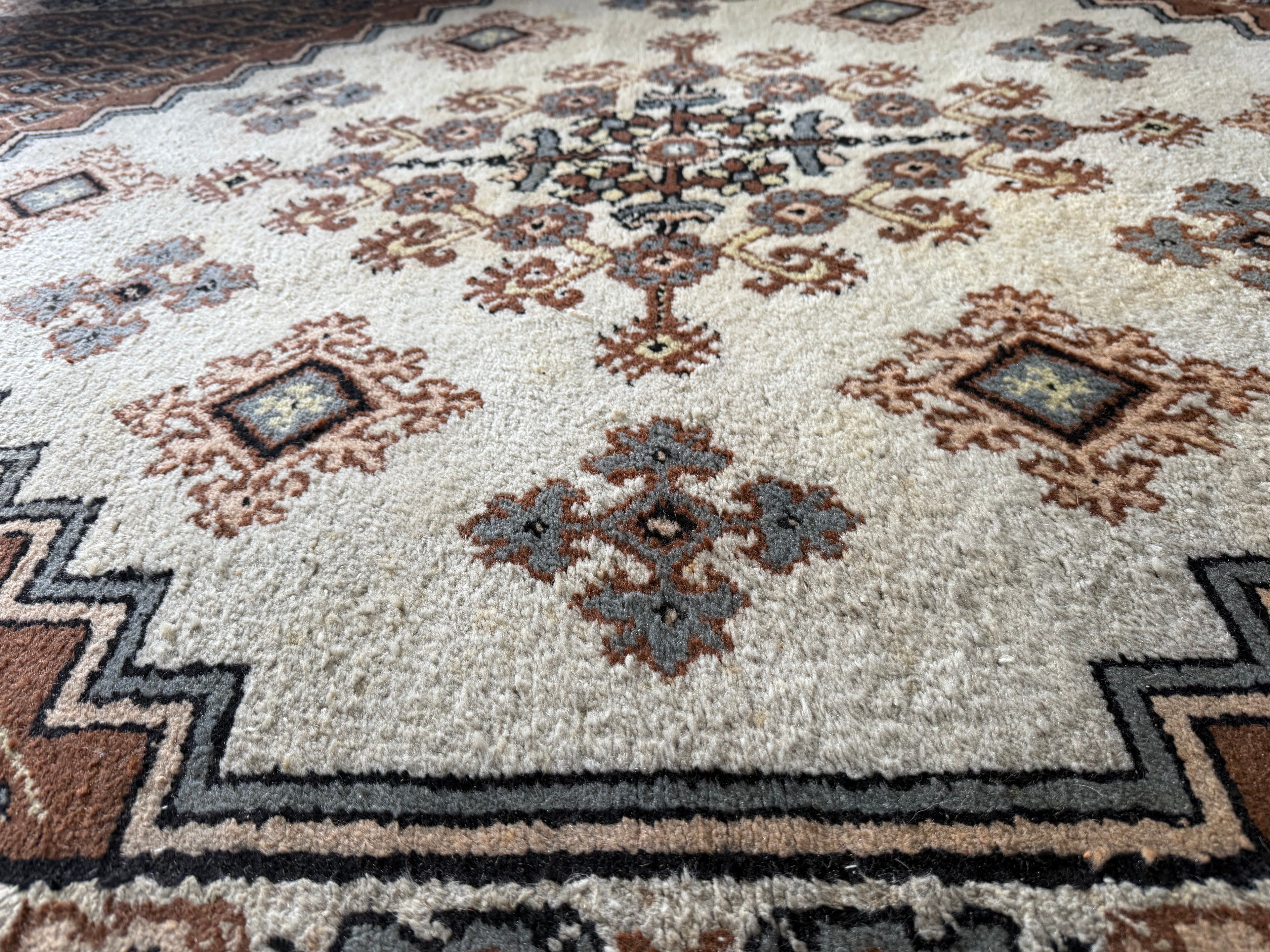 Handgeknoopt oosters tapijt – ca. 352 × 247 cm (lichten verkleuringen middenstuk)