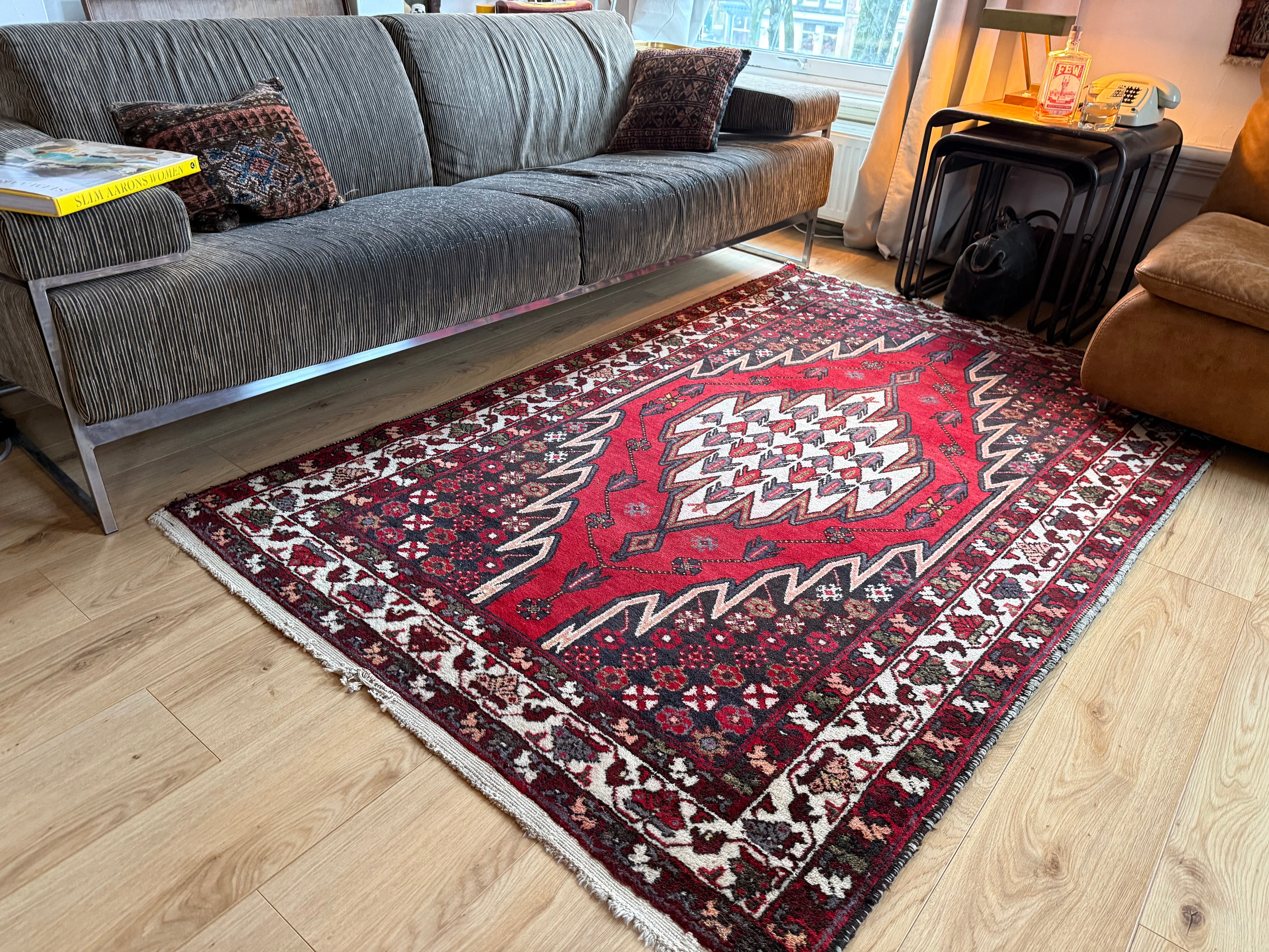 Vintage handgeknoopt tapijt met grafisch medaillon – 209 × 134 cm