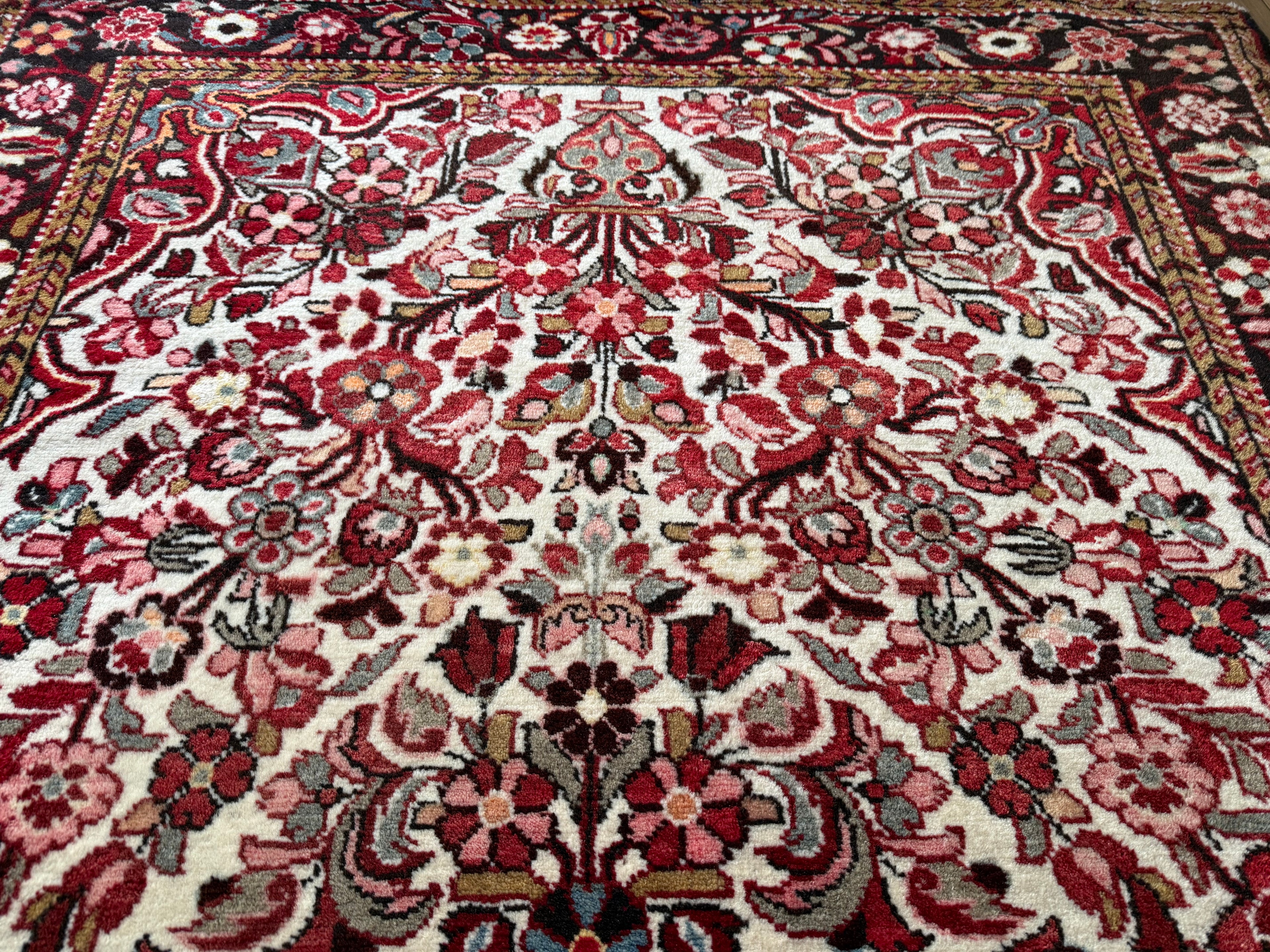 Tapete clássico nó à mão com campo e medalhão em tons terrosos suaves 230 x 149 cm