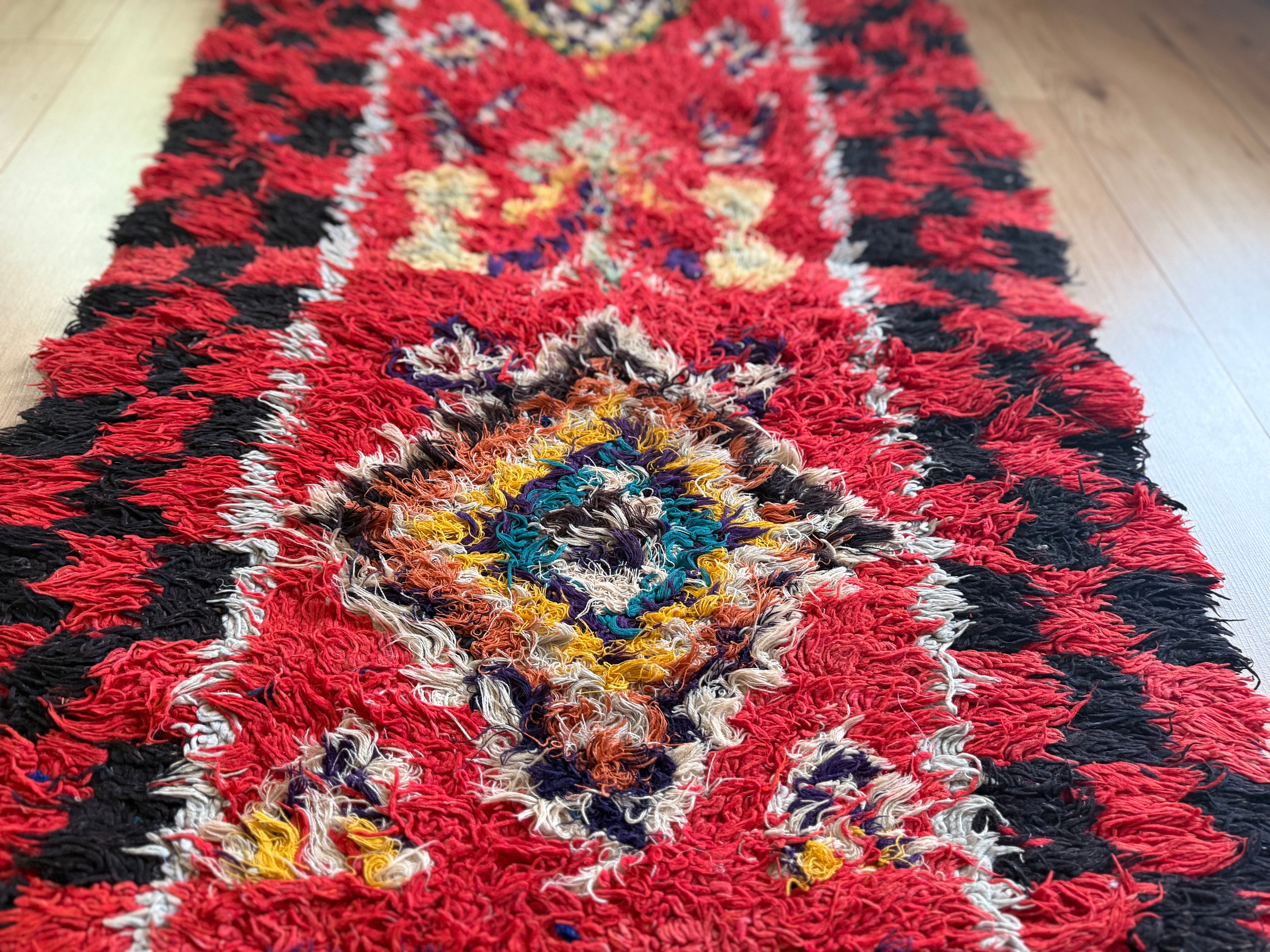 Handgeknoopt vintage tapijt – Boucherouite loper – ca. 295 × 85 cm