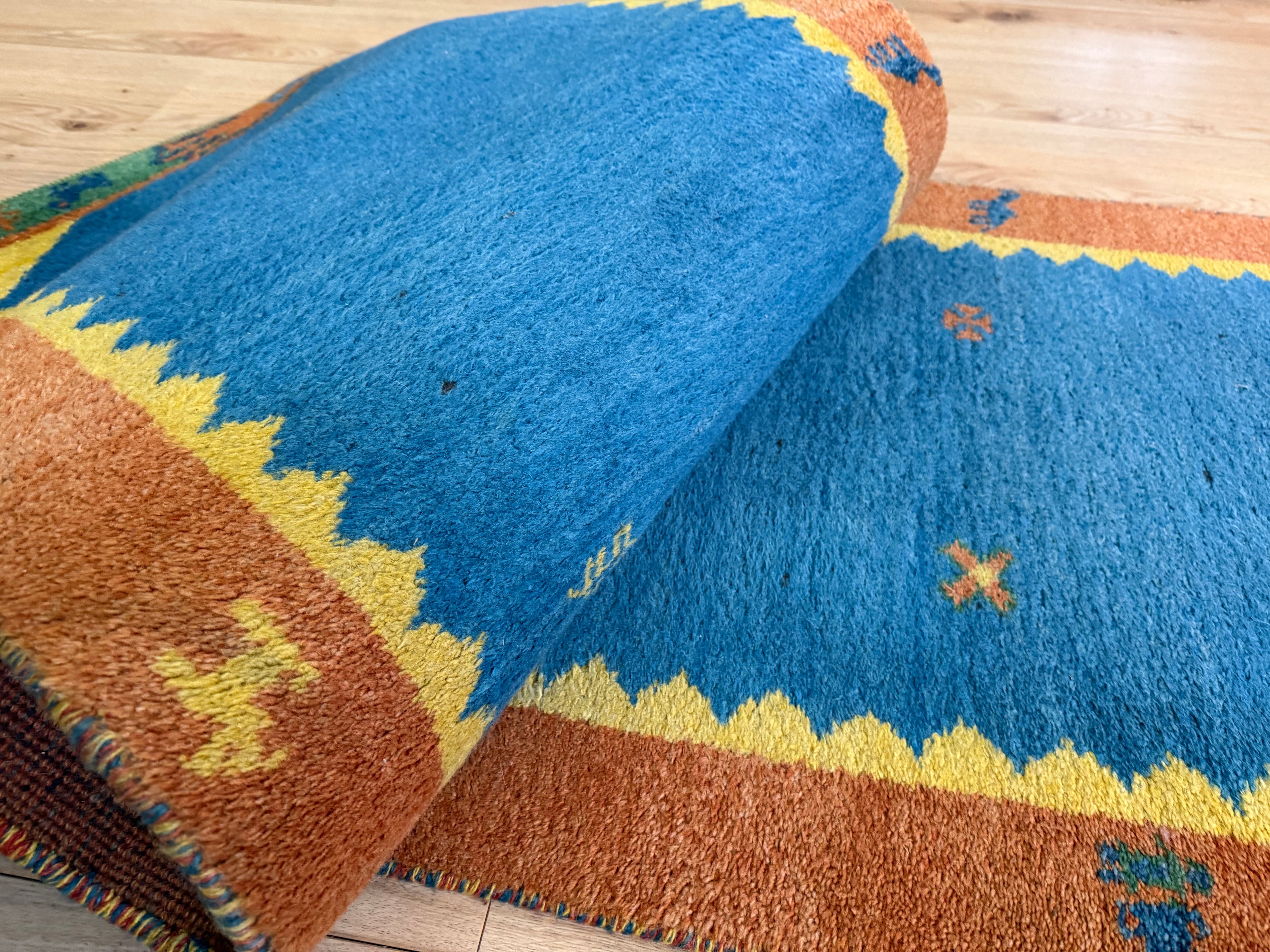 Vintage handgeknoopte loper – blauw & oker – ca. 302 × 77,5 cm