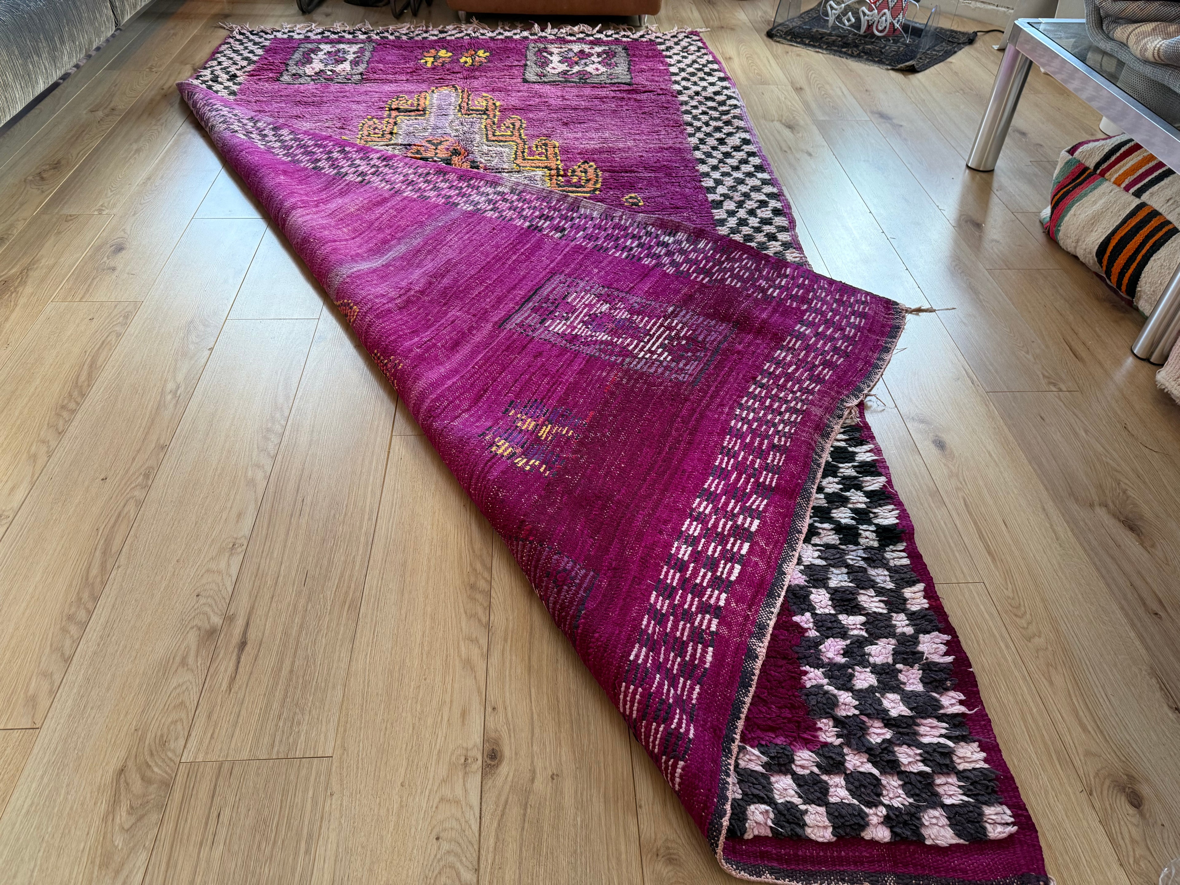 Warm Magenta Vintage Berber Tapijt – 320 × 183 cm – Dikke Wol & Checkerboard Rand