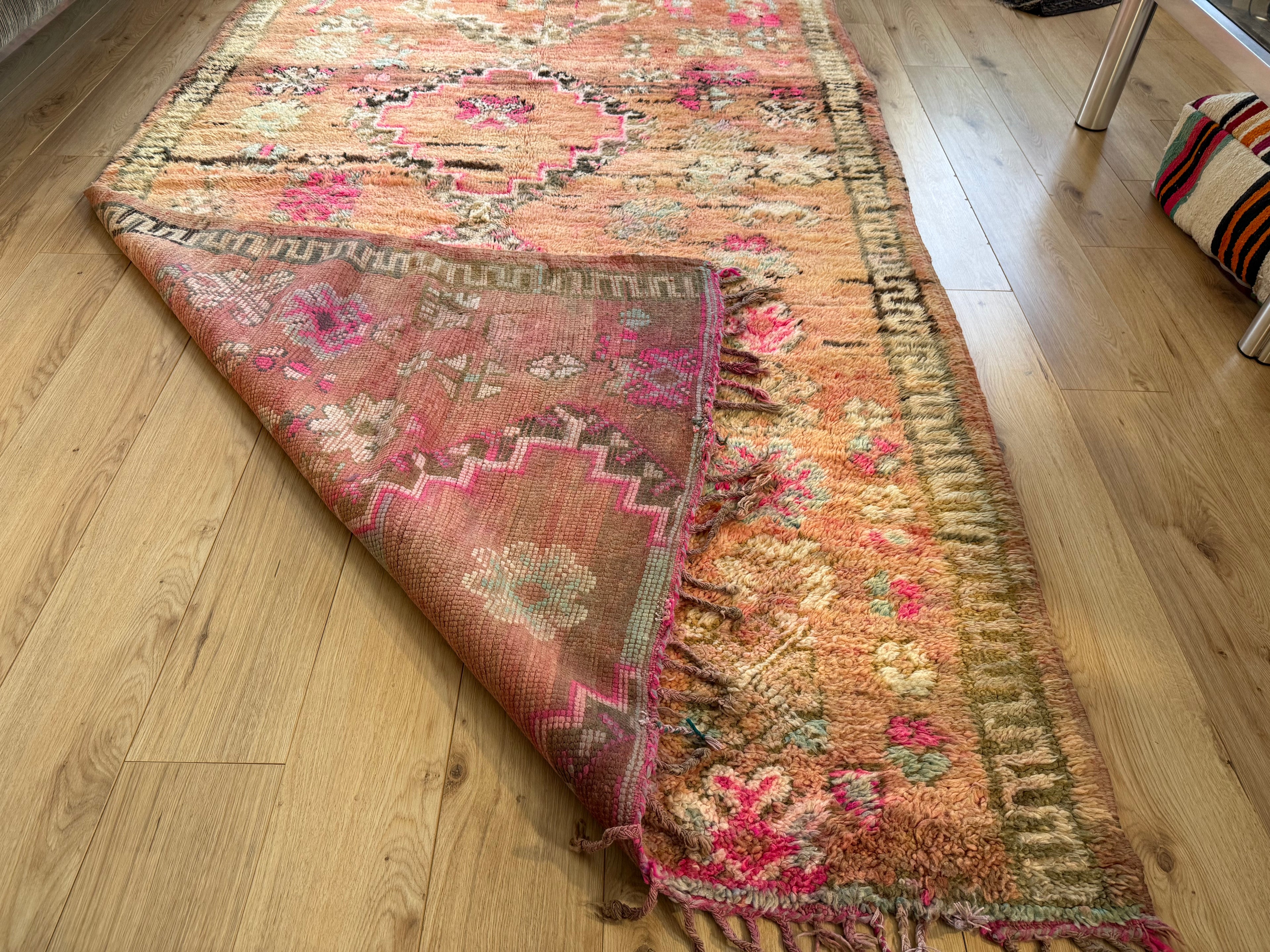 Vintage handgeknoopt tapijt – warm pastel & roze – ca. 303 × 182 cm