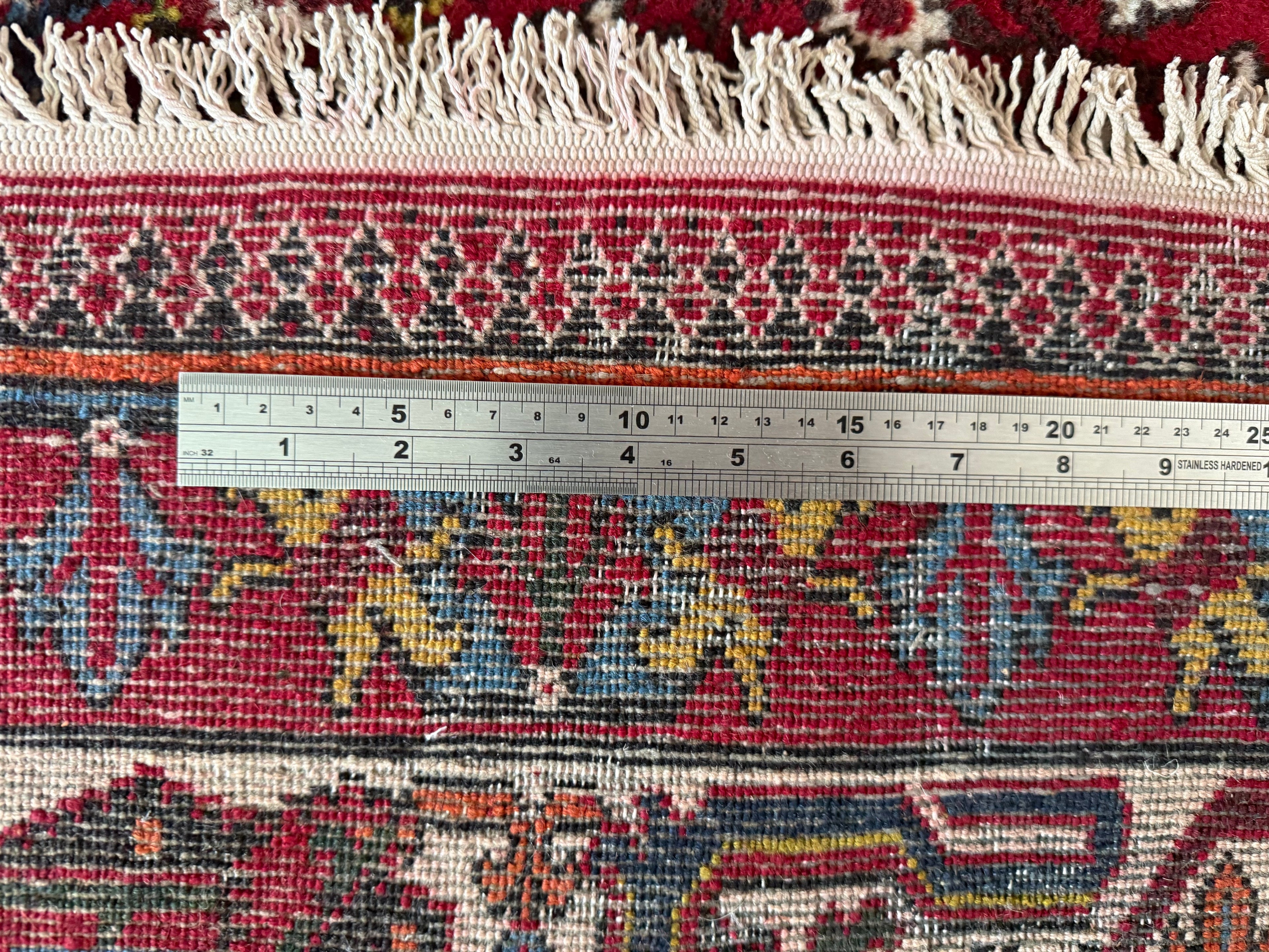 Groot vintage tribaal tapijt 355 × 241 cm – rood veld met blauw medaillon