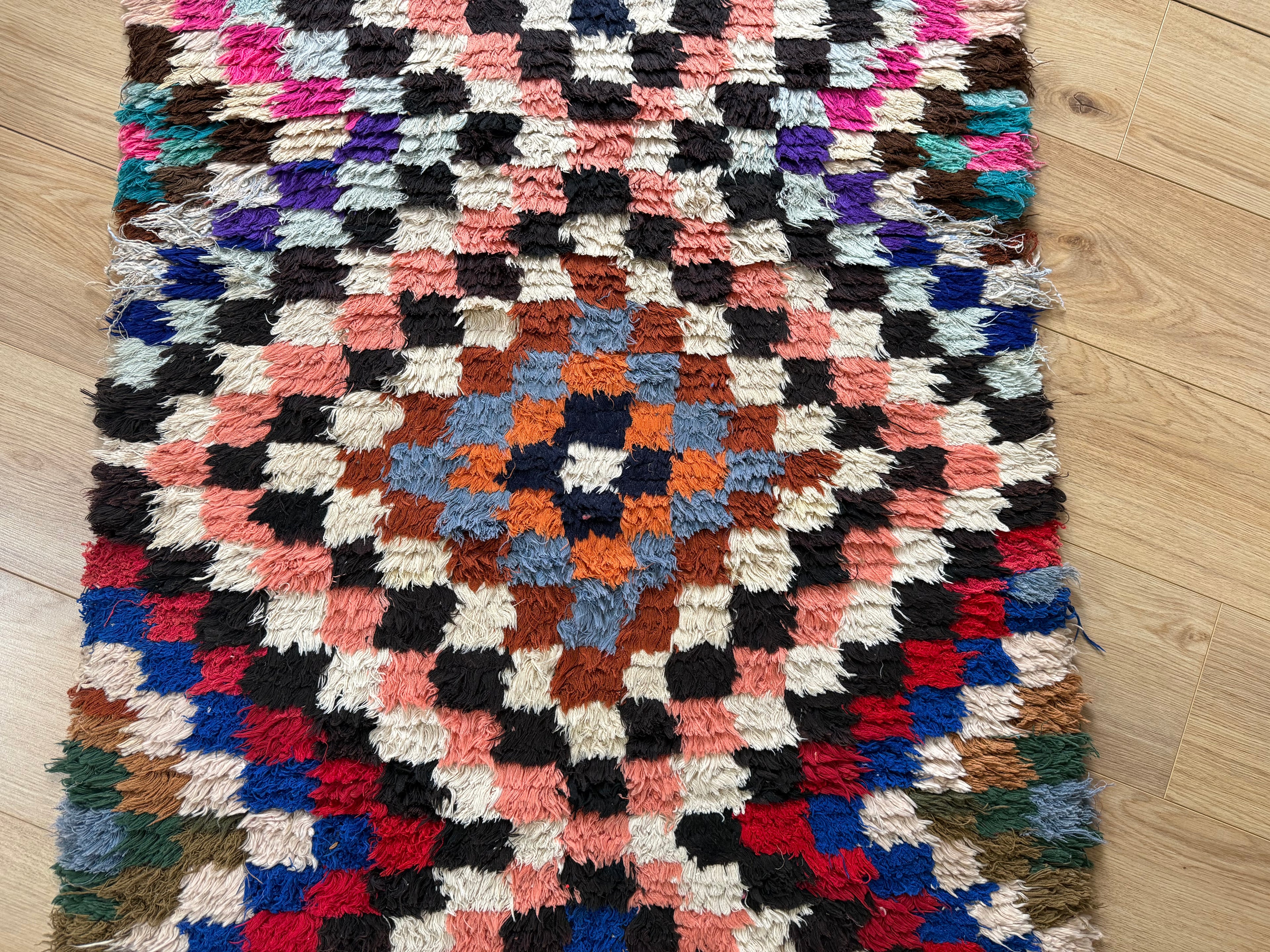 Handgeknoopt vintage tapijt – Boucherouite-stijl – ca. 91 × 253 cm.
