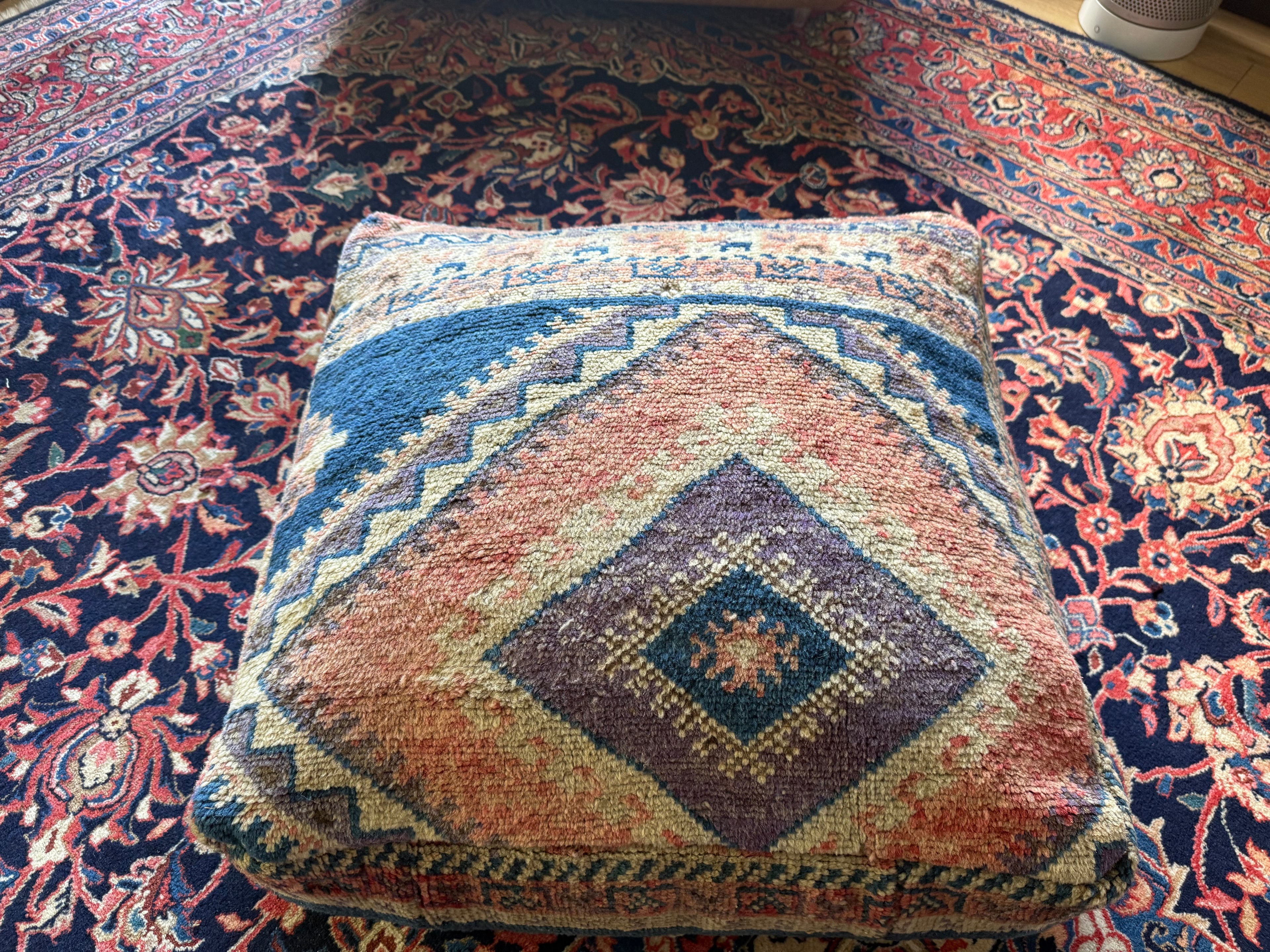Poef van gebruikt vintage Marokkaans tapijt – handgemaakt – ca. 60 × 60 × 20 cm