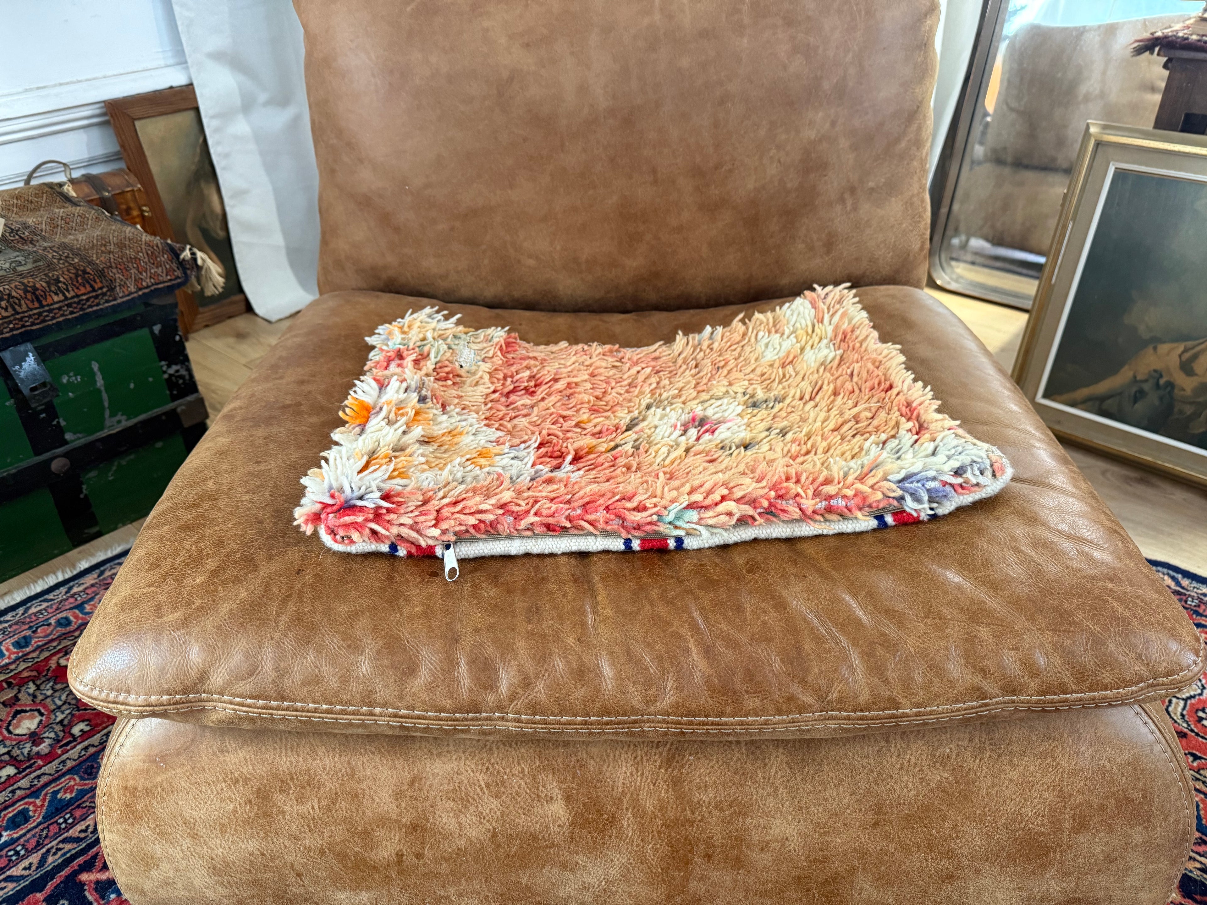 Handgemaakt kussen van een vintage Marokkaans tapijt – ca. 60 × 40 cm