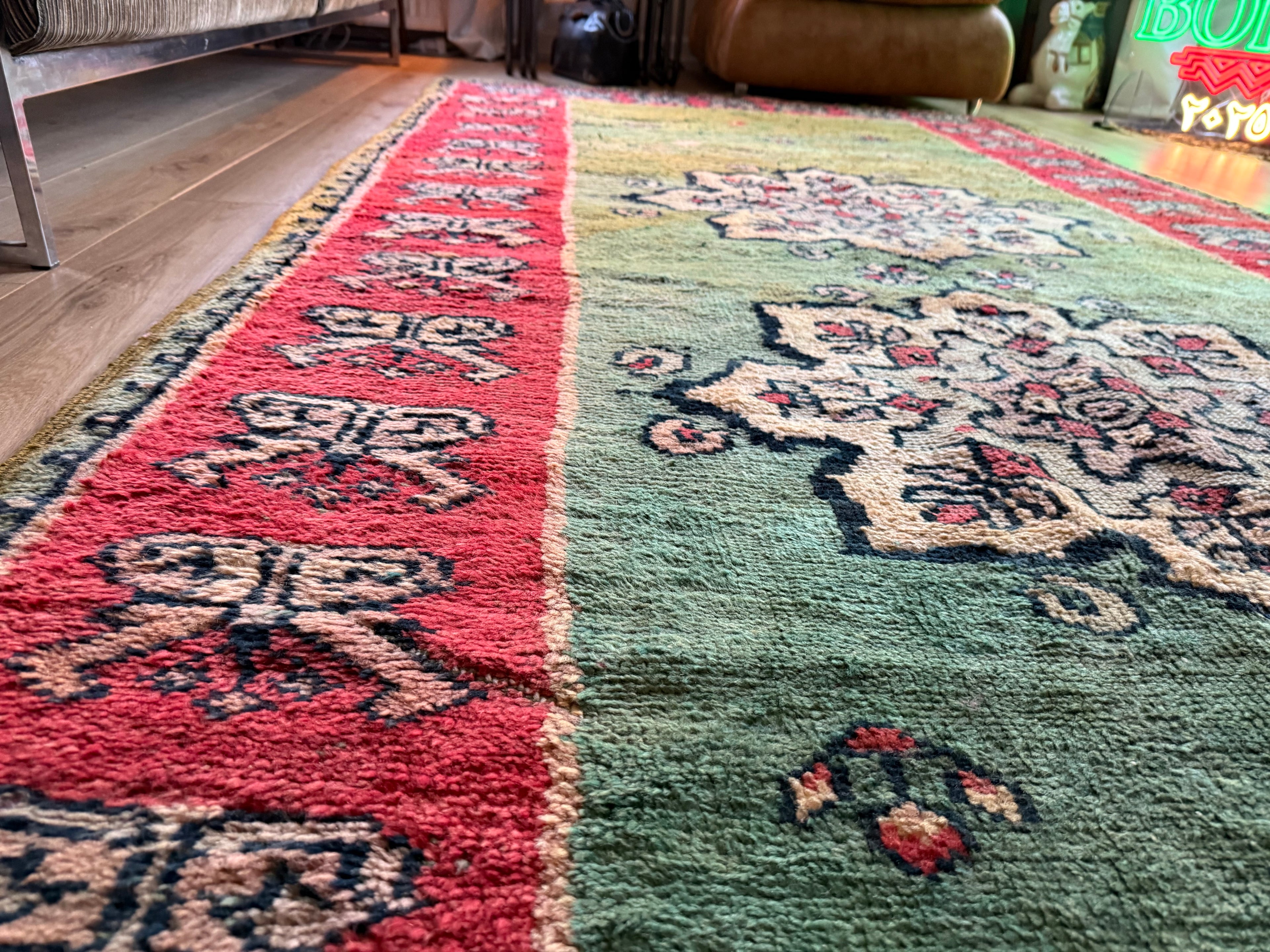 Vintage Marokkaans tapijt met zeldzaam groen veld – handgeknoopt wol (362 × 172 cm)