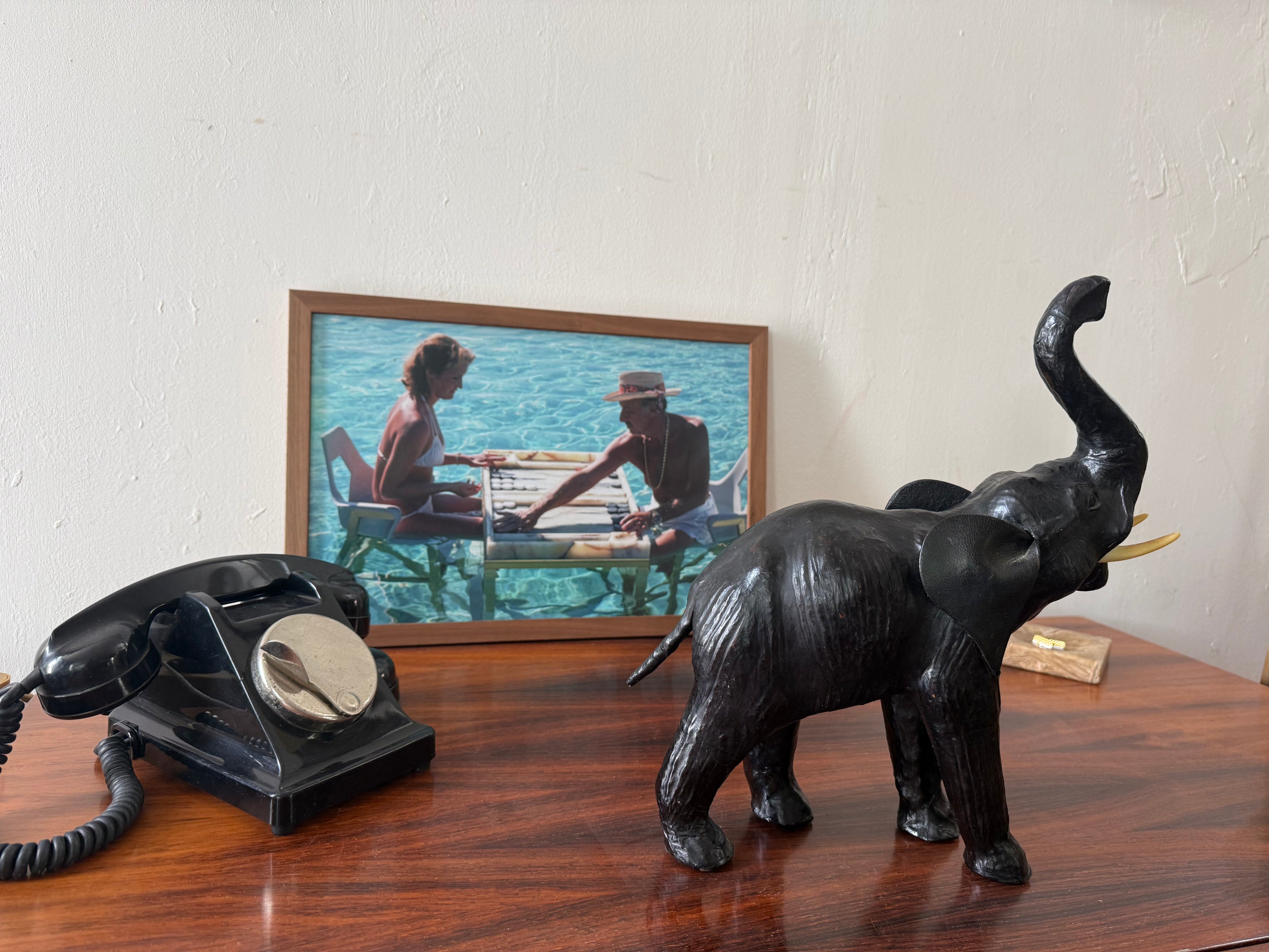 Vintage olifant sculptuur van hout en leer – donker handgemaakt object (35 cm)