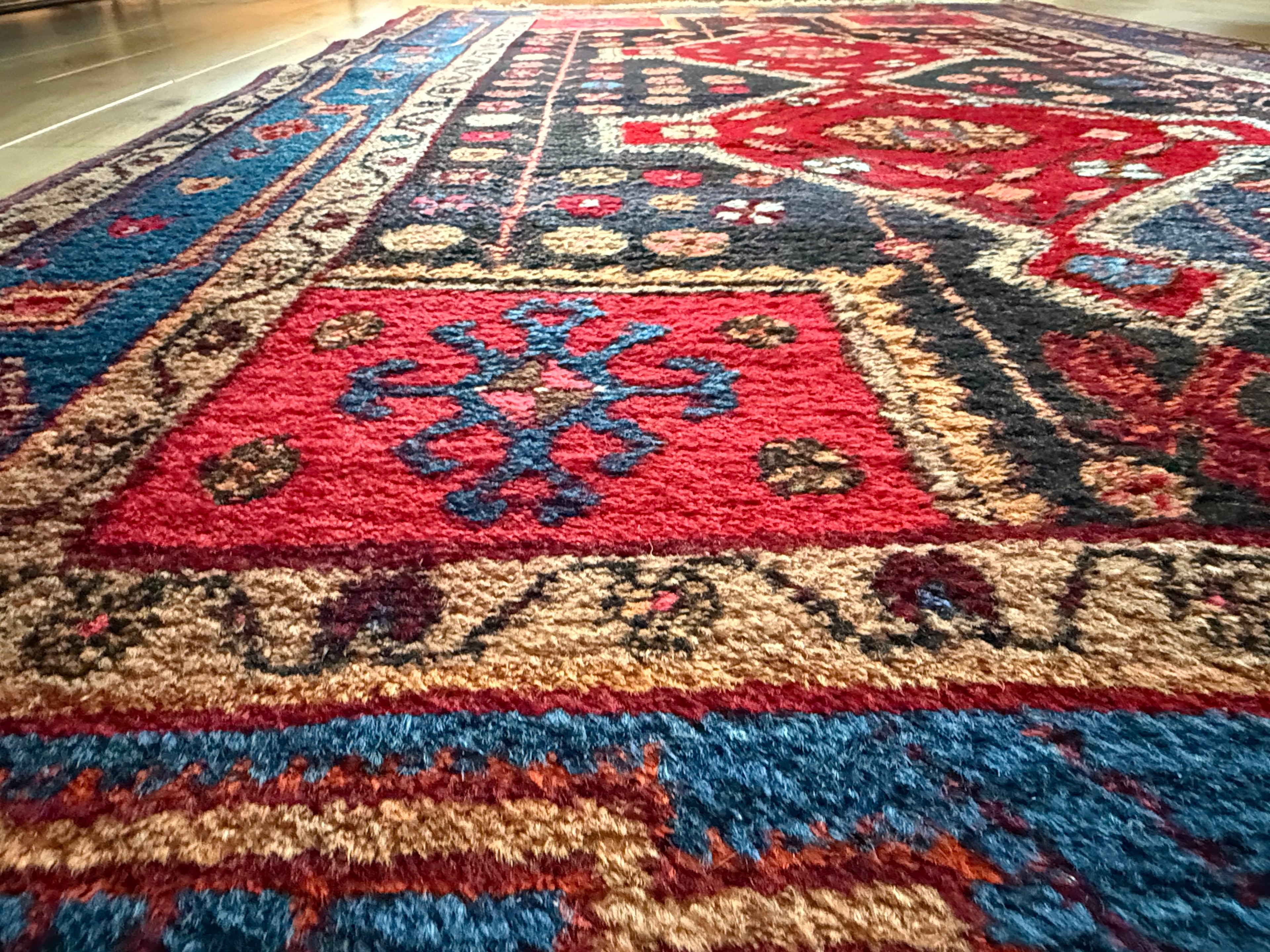 Vintage geometrisch tapijt met krachtige symboliek – 254 × 155 cm