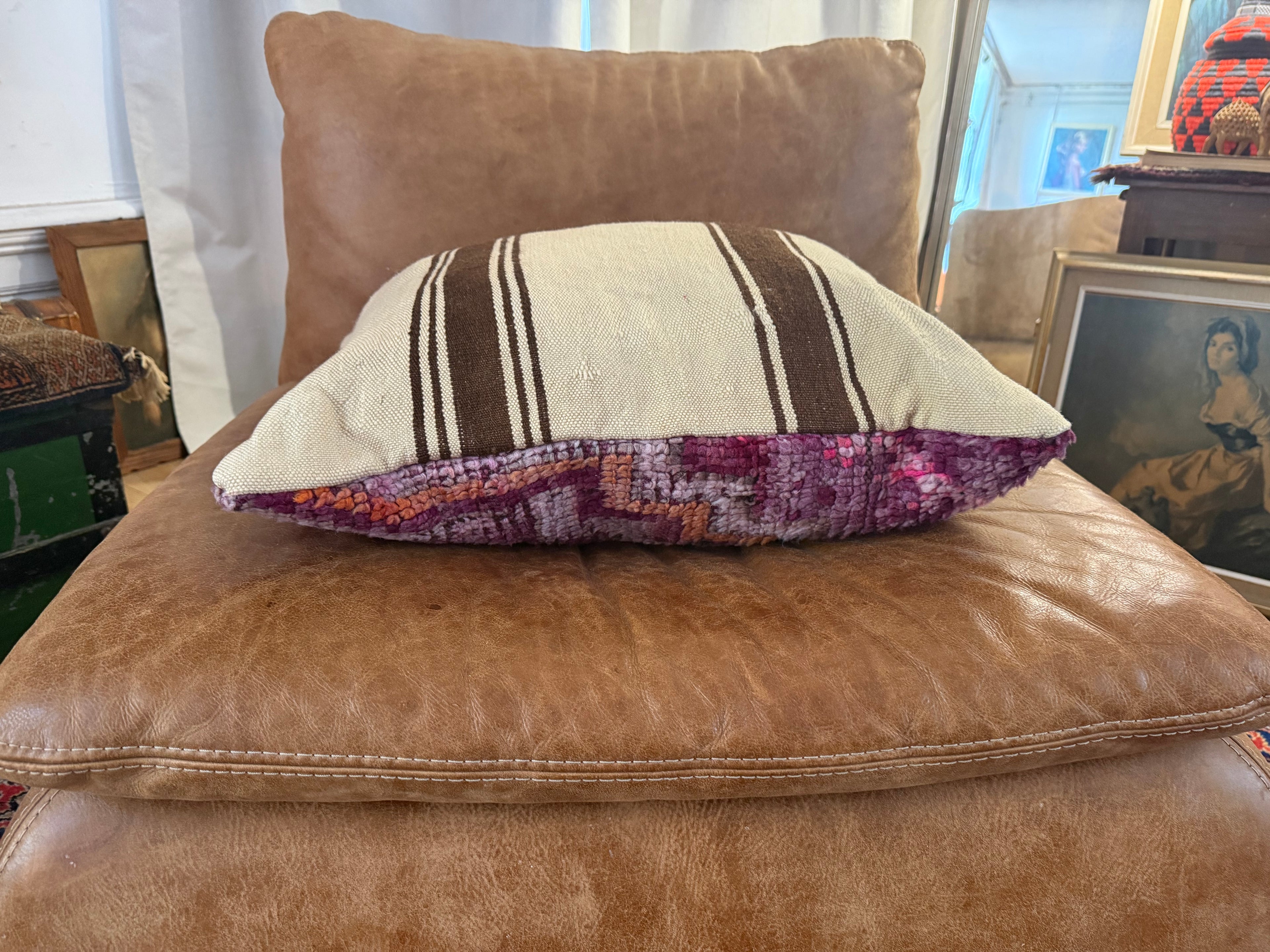 Handgemaakt kussen van een vintage Marokkaans tapijt – ca. 60 × 40 cm