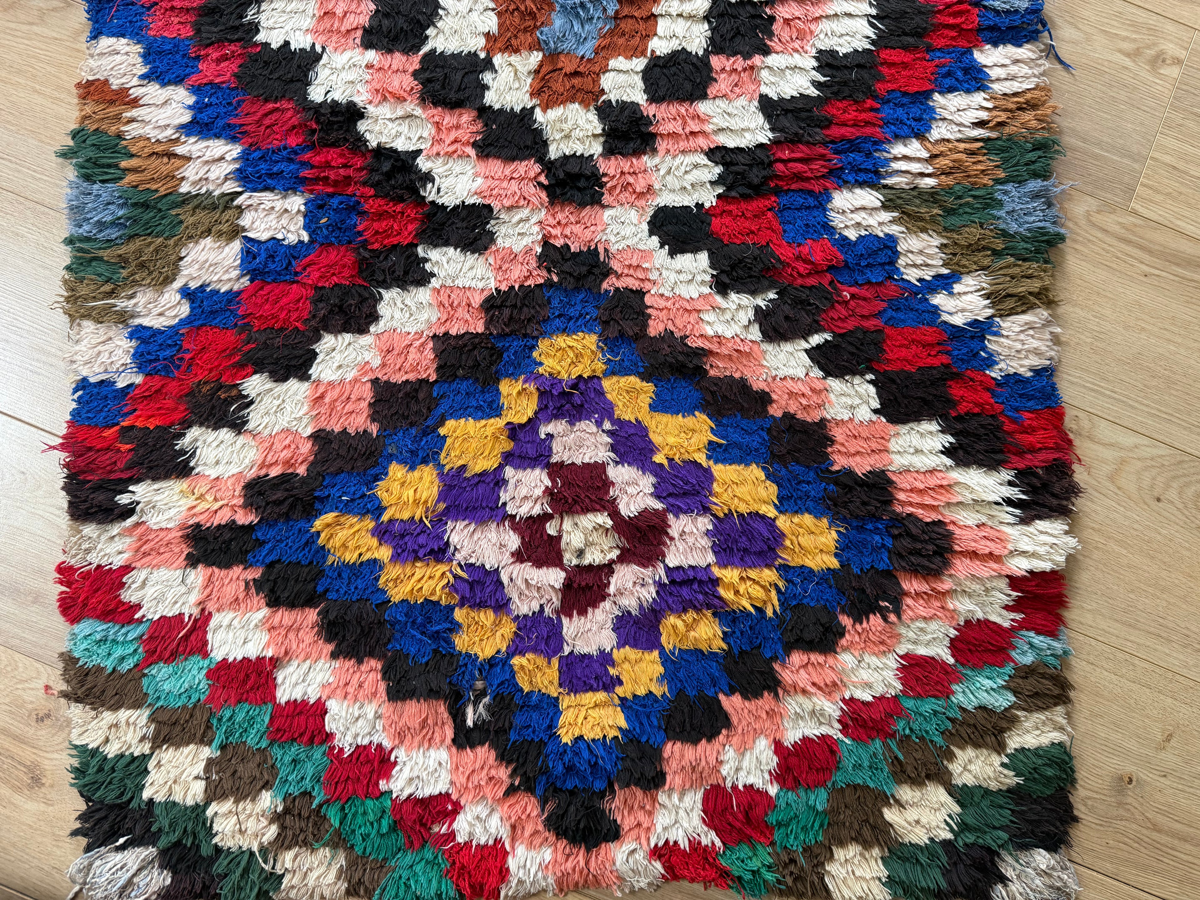Handgeknoopt vintage tapijt – Boucherouite-stijl – ca. 91 × 253 cm.