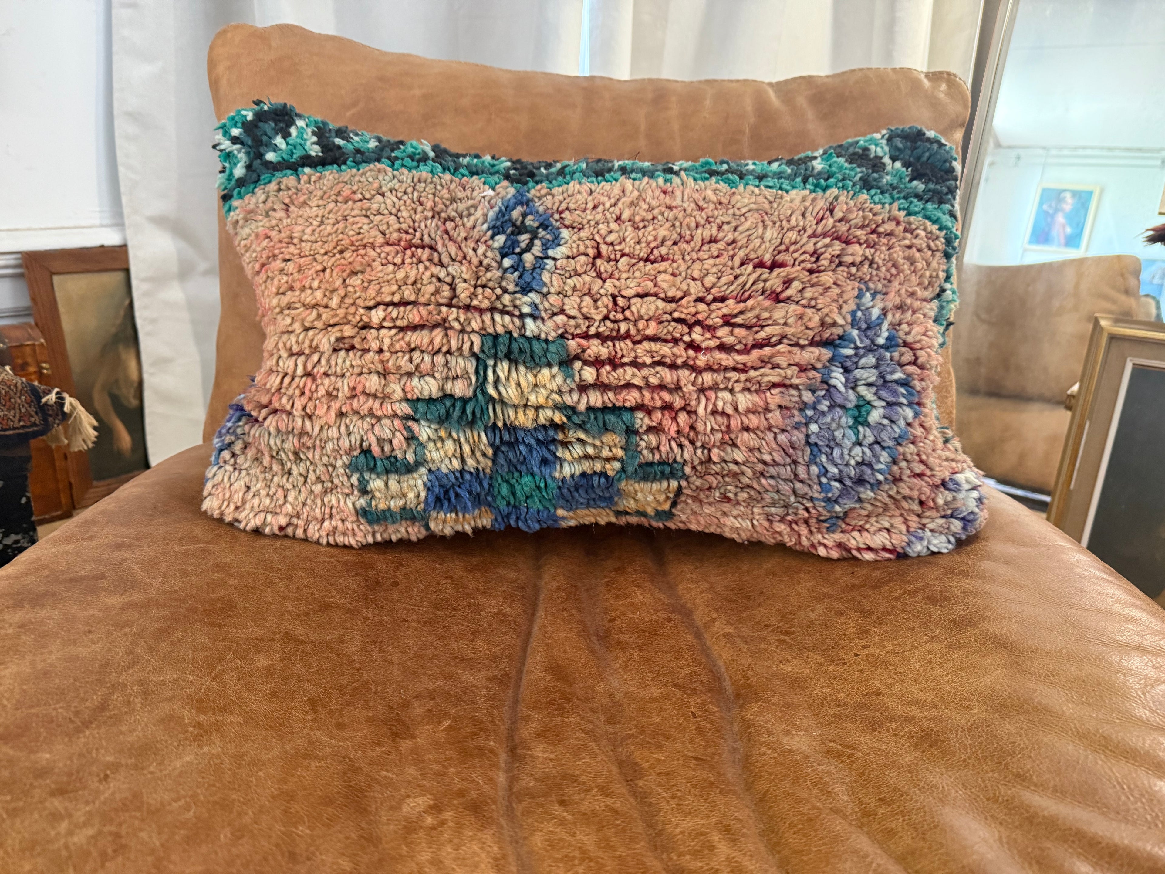Handgemaakt kussen van een vintage Marokkaans tapijt – ca.60 × 40 cm