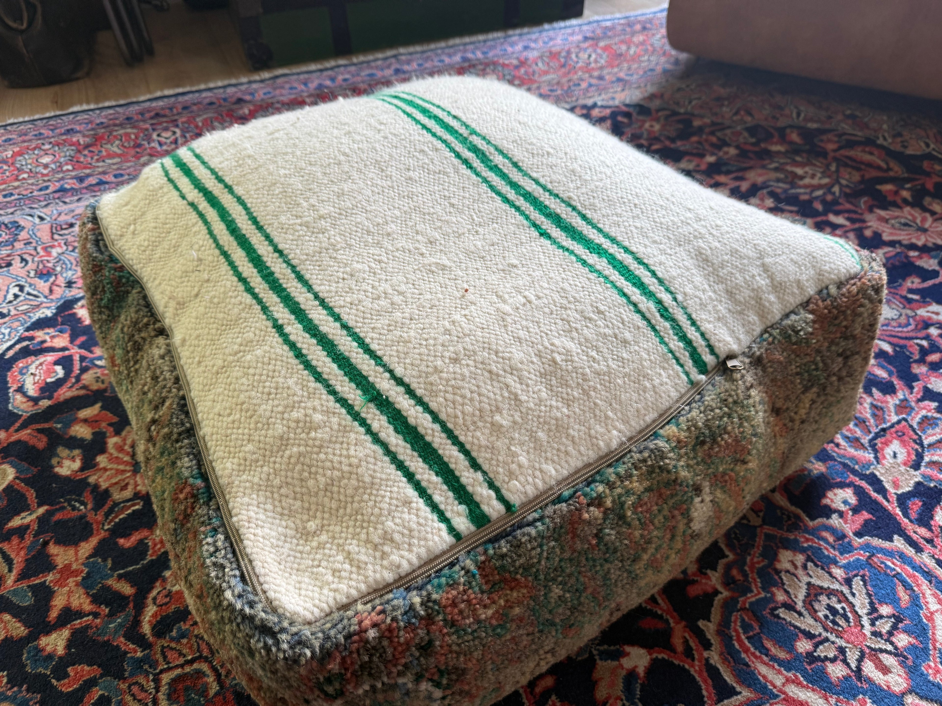 Poef van gebruikt vintage Marokkaans tapijt – handgemaakt – ca. 60 × 60 × 25 cm