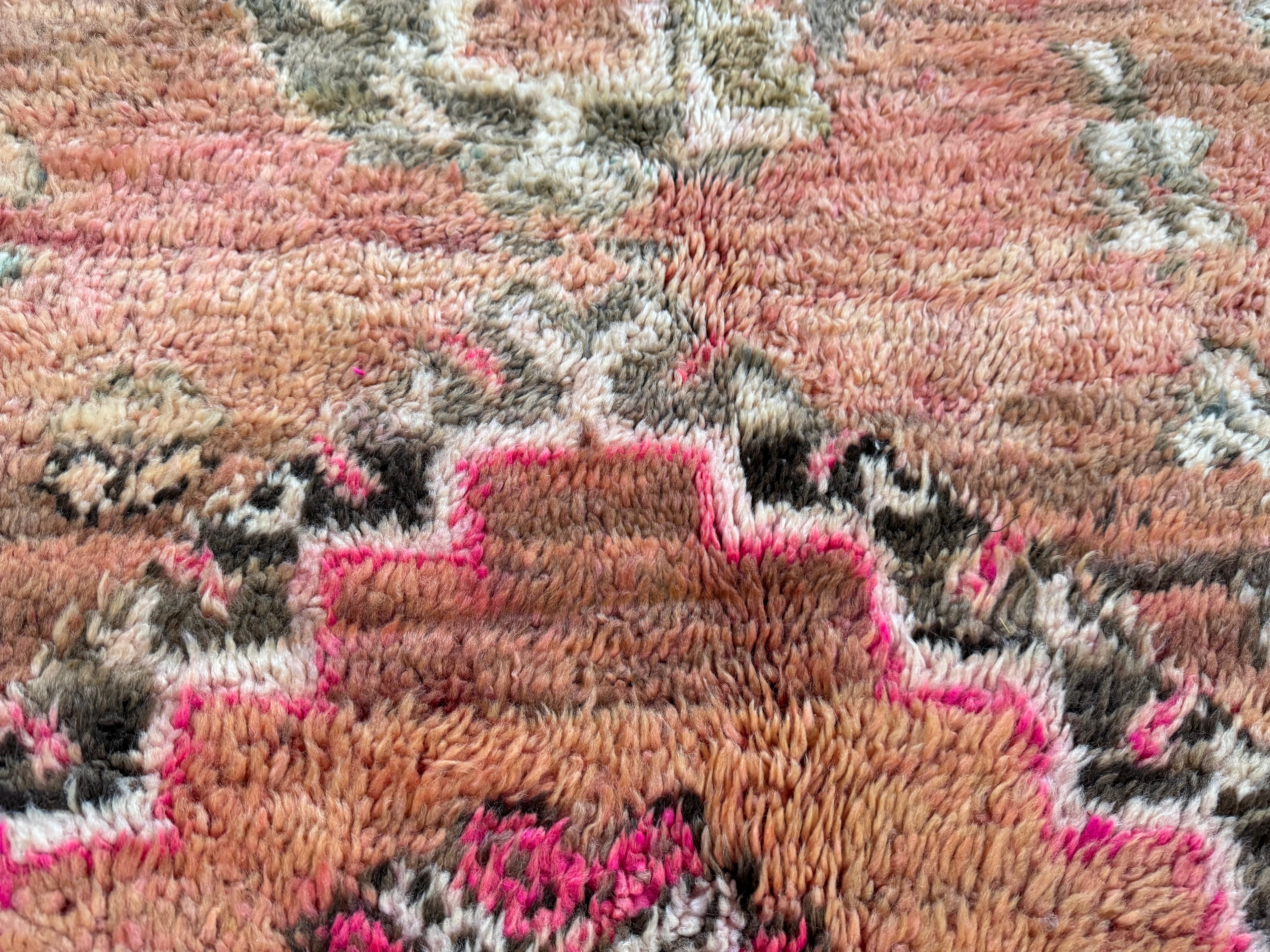 Vintage handgeknoopt tapijt – warm pastel & roze – ca. 303 × 182 cm