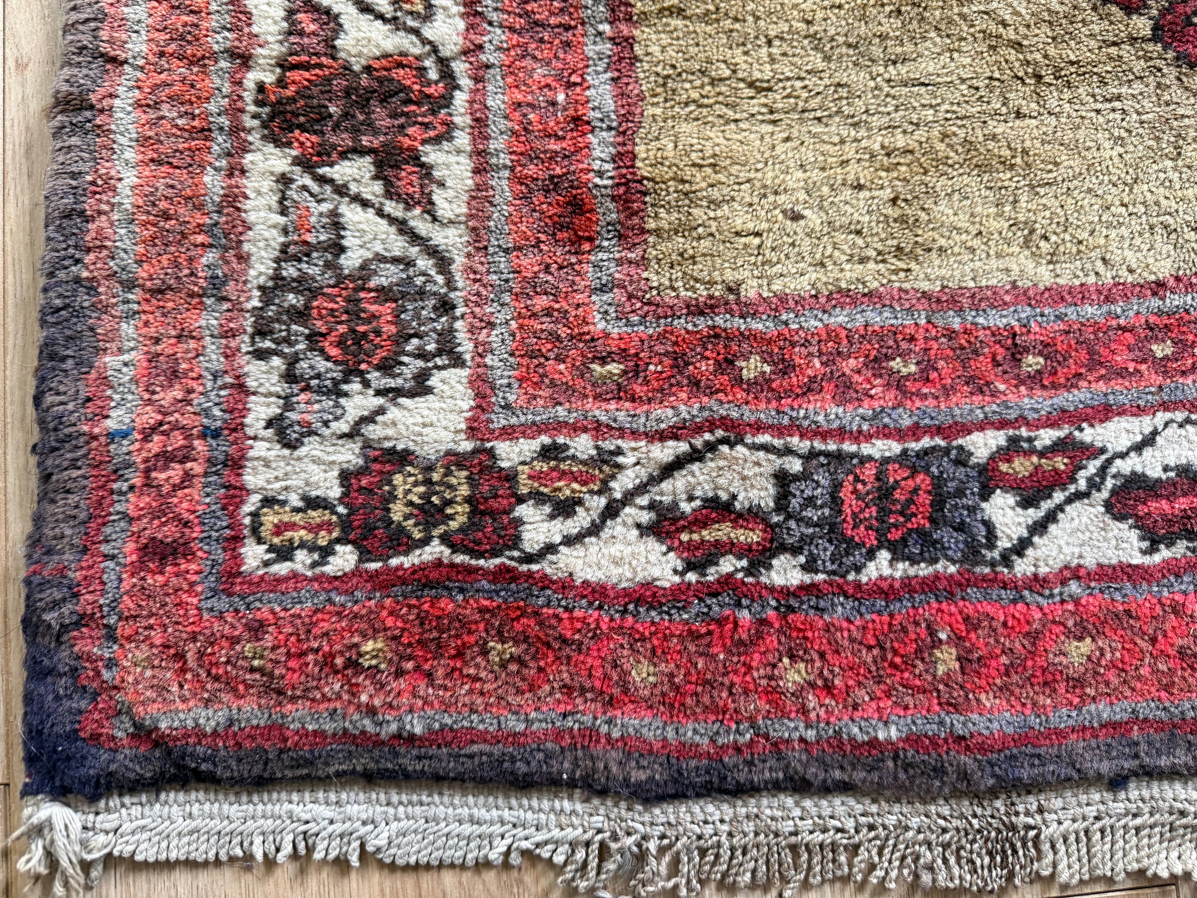 Tapete vintage anatoliano – medalhão geométrico em campo amarelo ocre quente (127 × 104 cm)