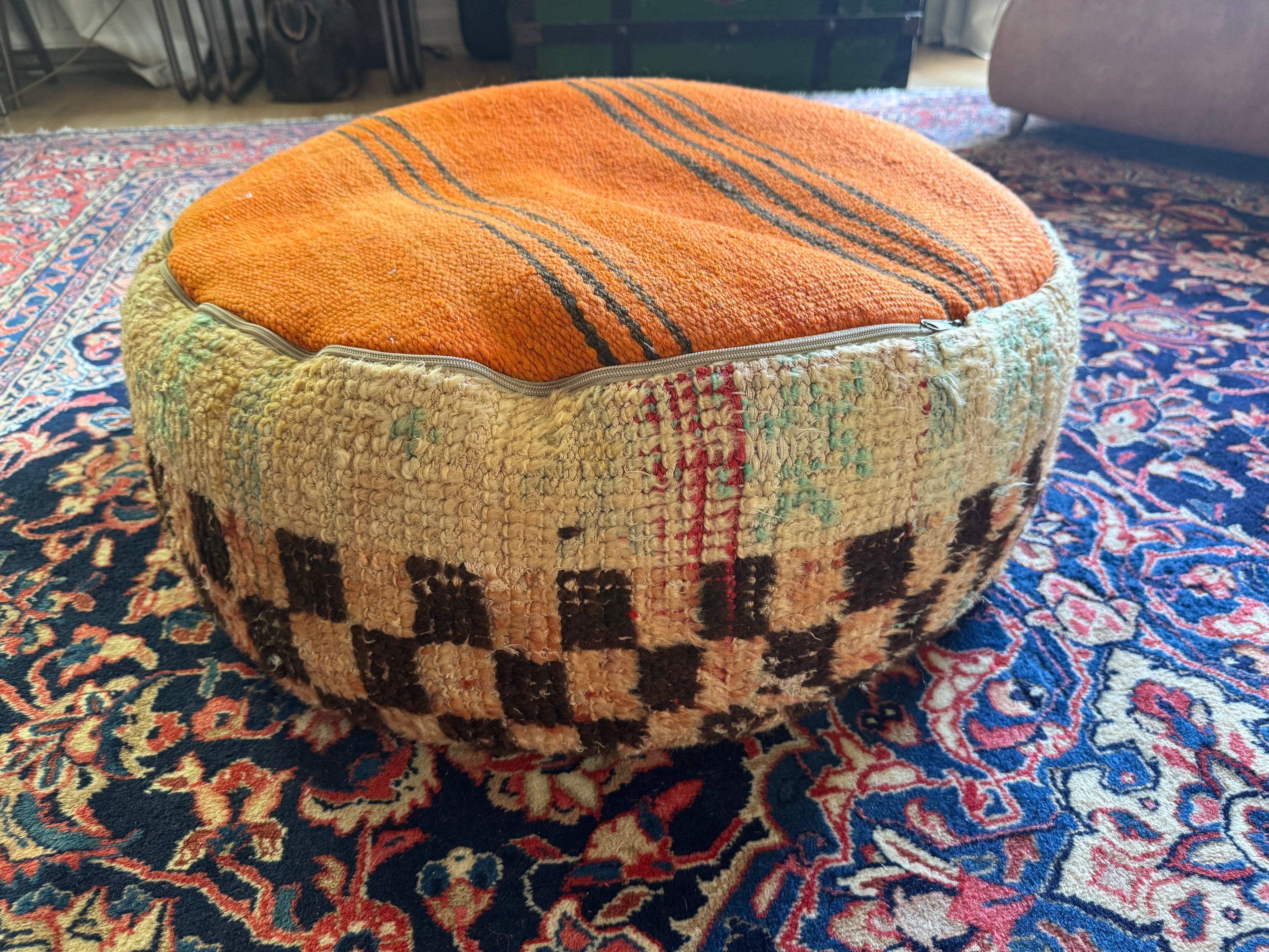 Poef van gebruikt vintage Marokkaans tapijt – handgemaakt – ca. 60 × 60 × 20 cm