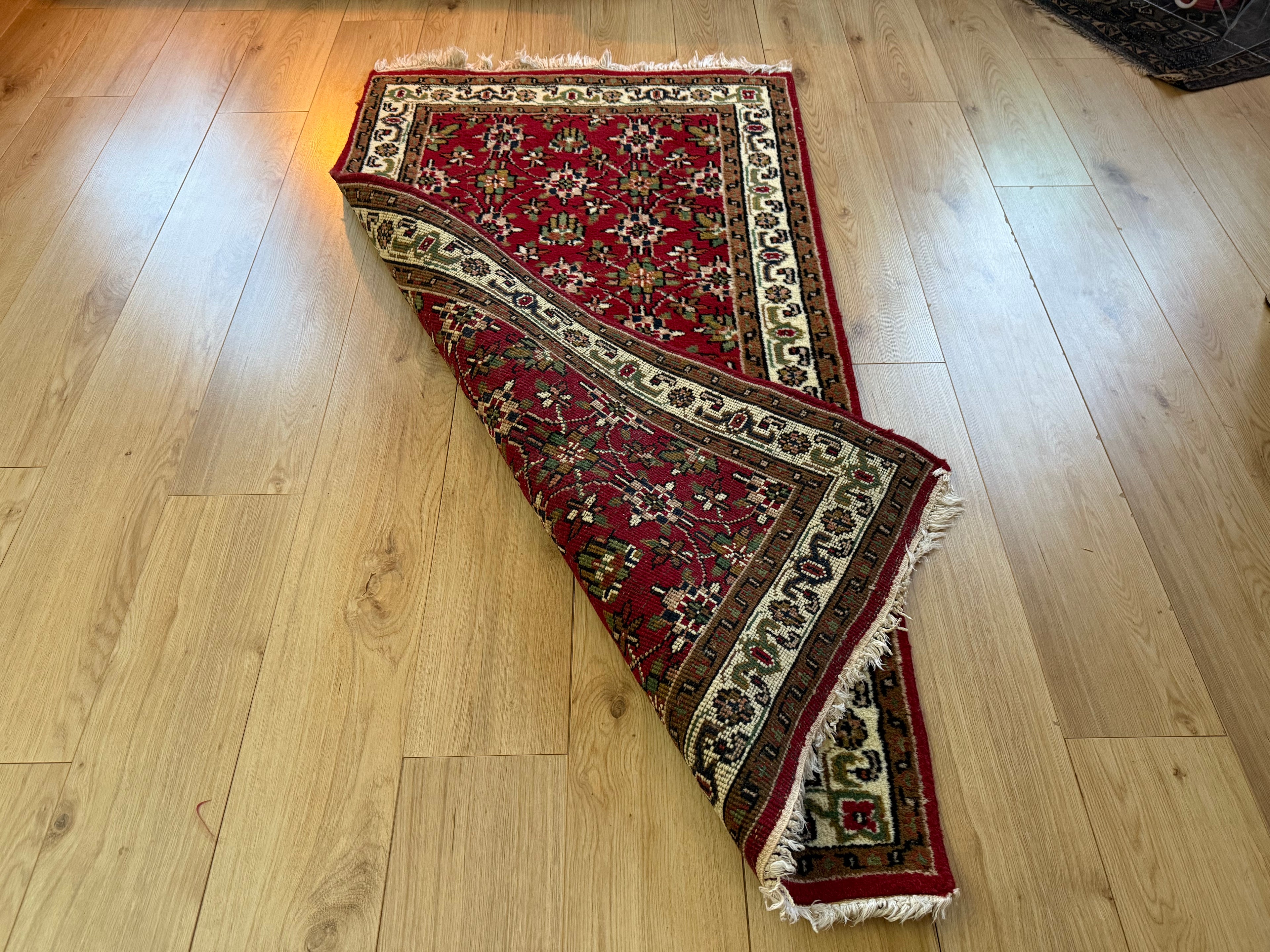 Warm rood vintage oosters tapijt met florale details – ca. 174 × 92 cm