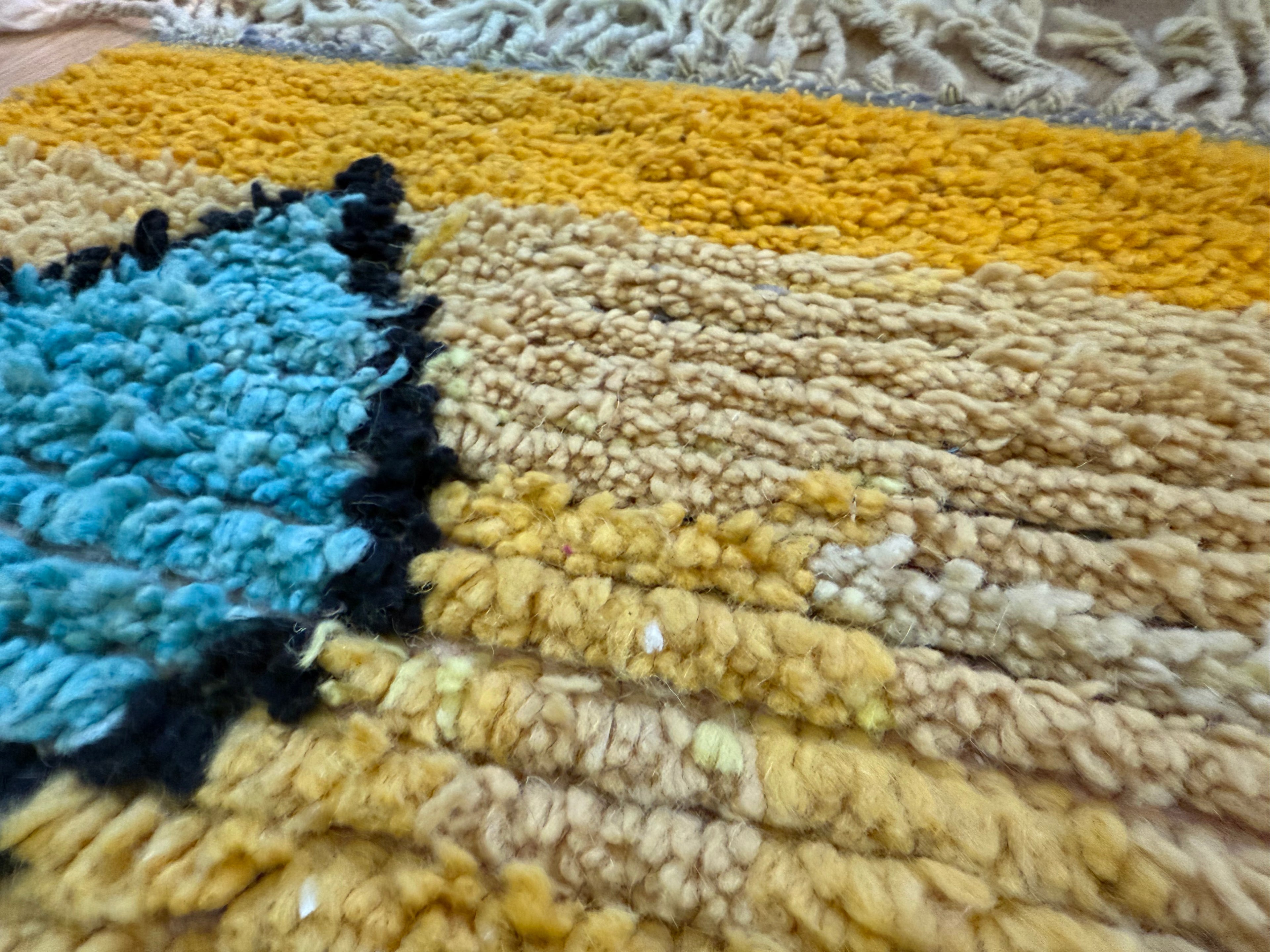 Expressief Marokkaans Berber tapijt met symbolisch design – ca. 287 × 168 cm