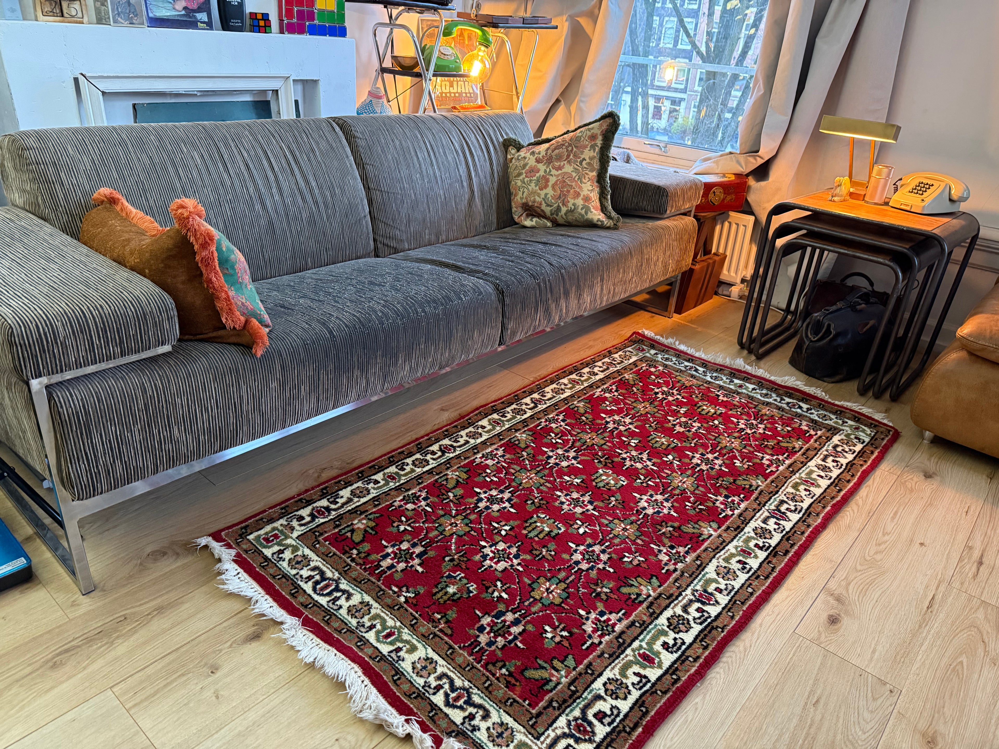 Warm rood vintage oosters tapijt met florale details – ca. 174 × 92 cm