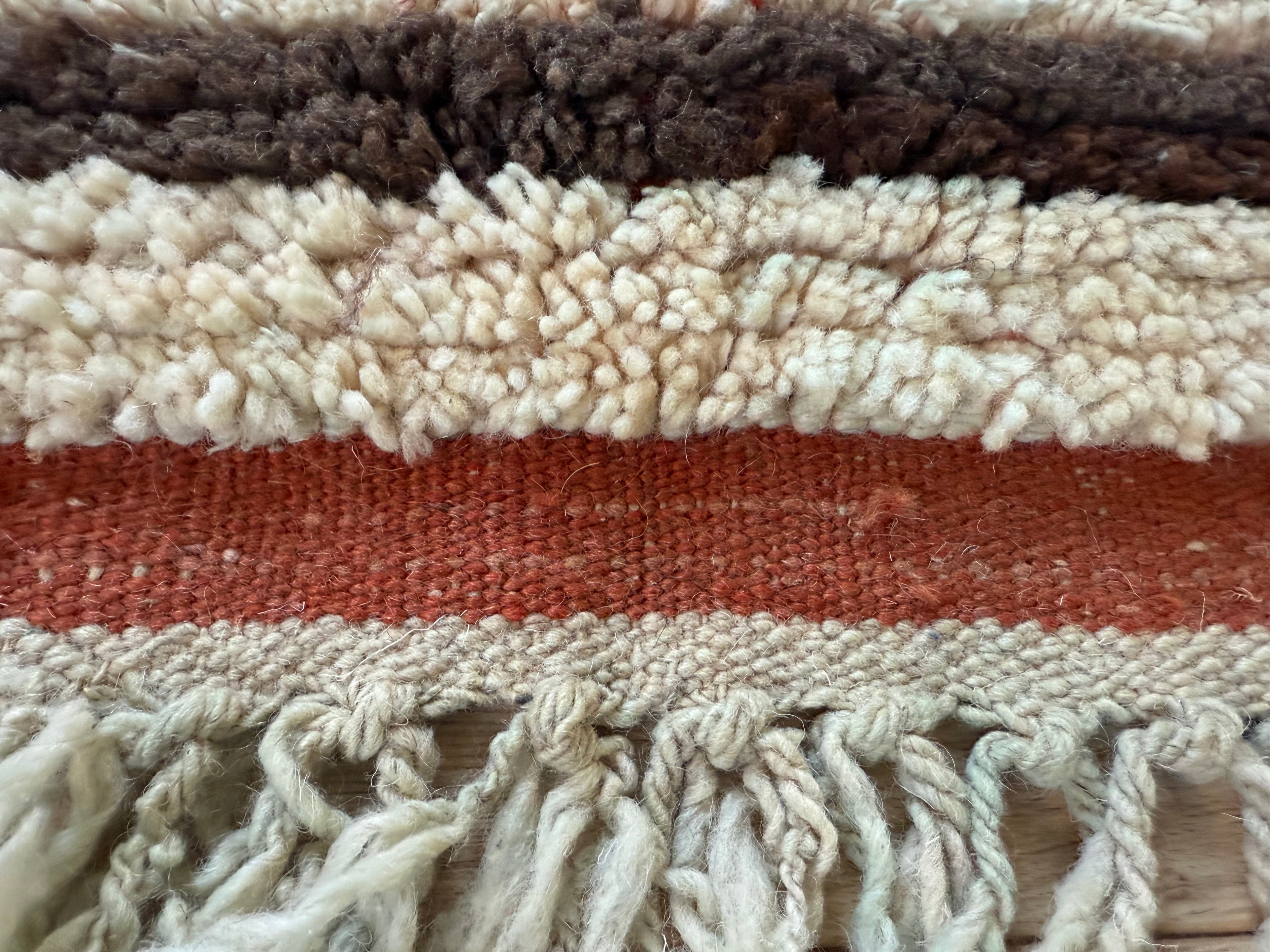 Vintage hoogpolig Marokkaans Berber kleed met warm oranje ruitmotief – 157 × 106 cm