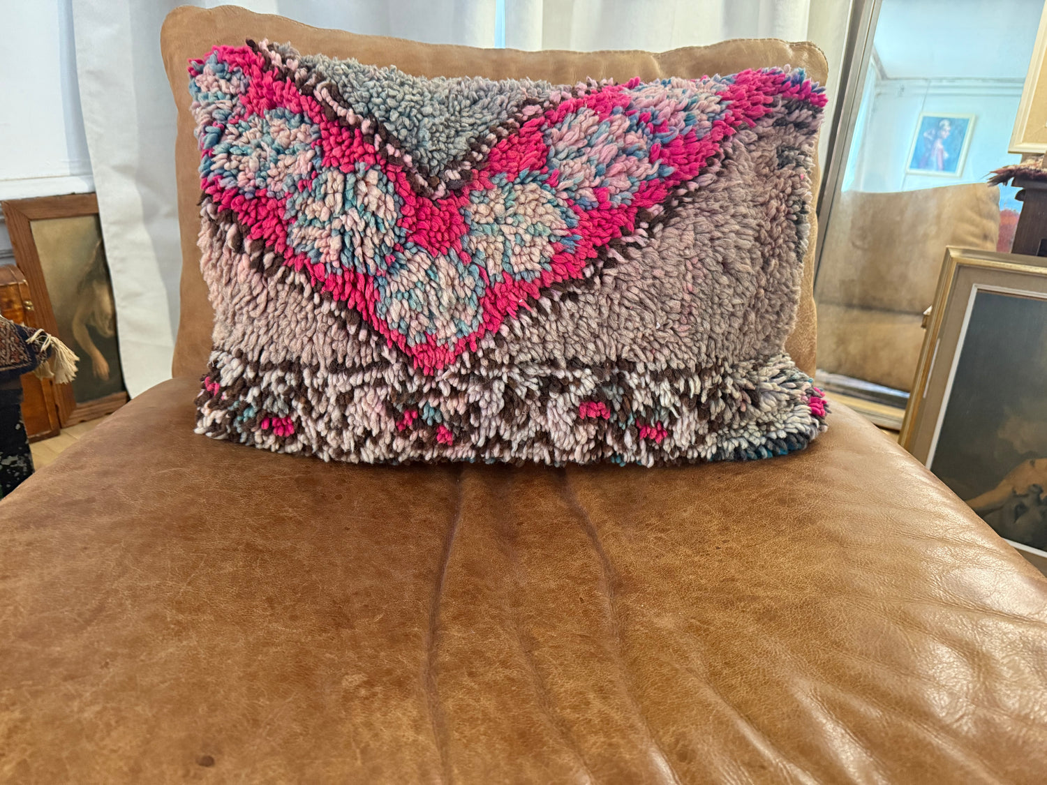 Almofada feita à mão de um tapete marroquino vintage – ca. 50 × 40 cm