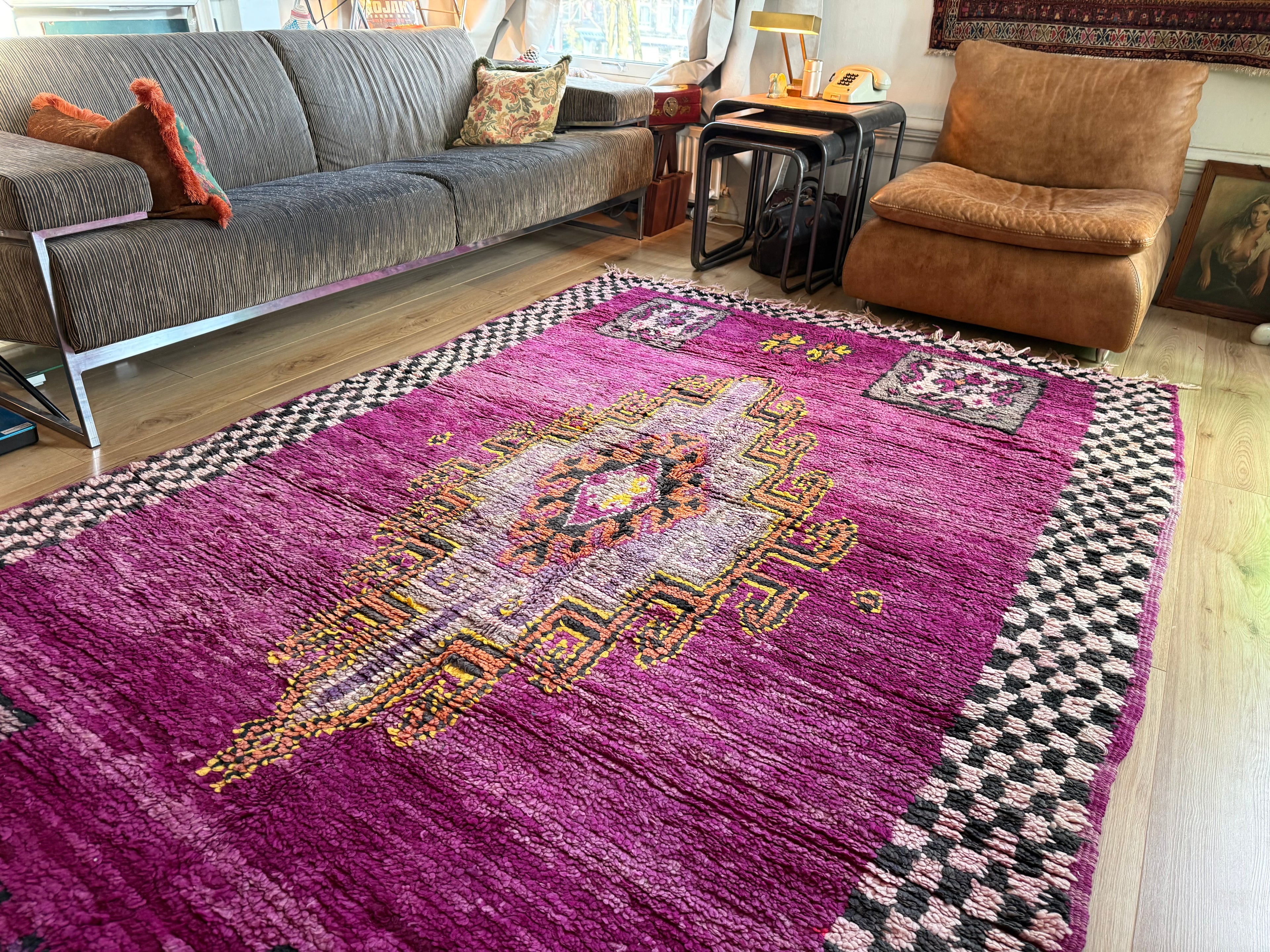 Warm Magenta Vintage Berber Tapijt – 320 × 183 cm – Dikke Wol & Checkerboard Rand