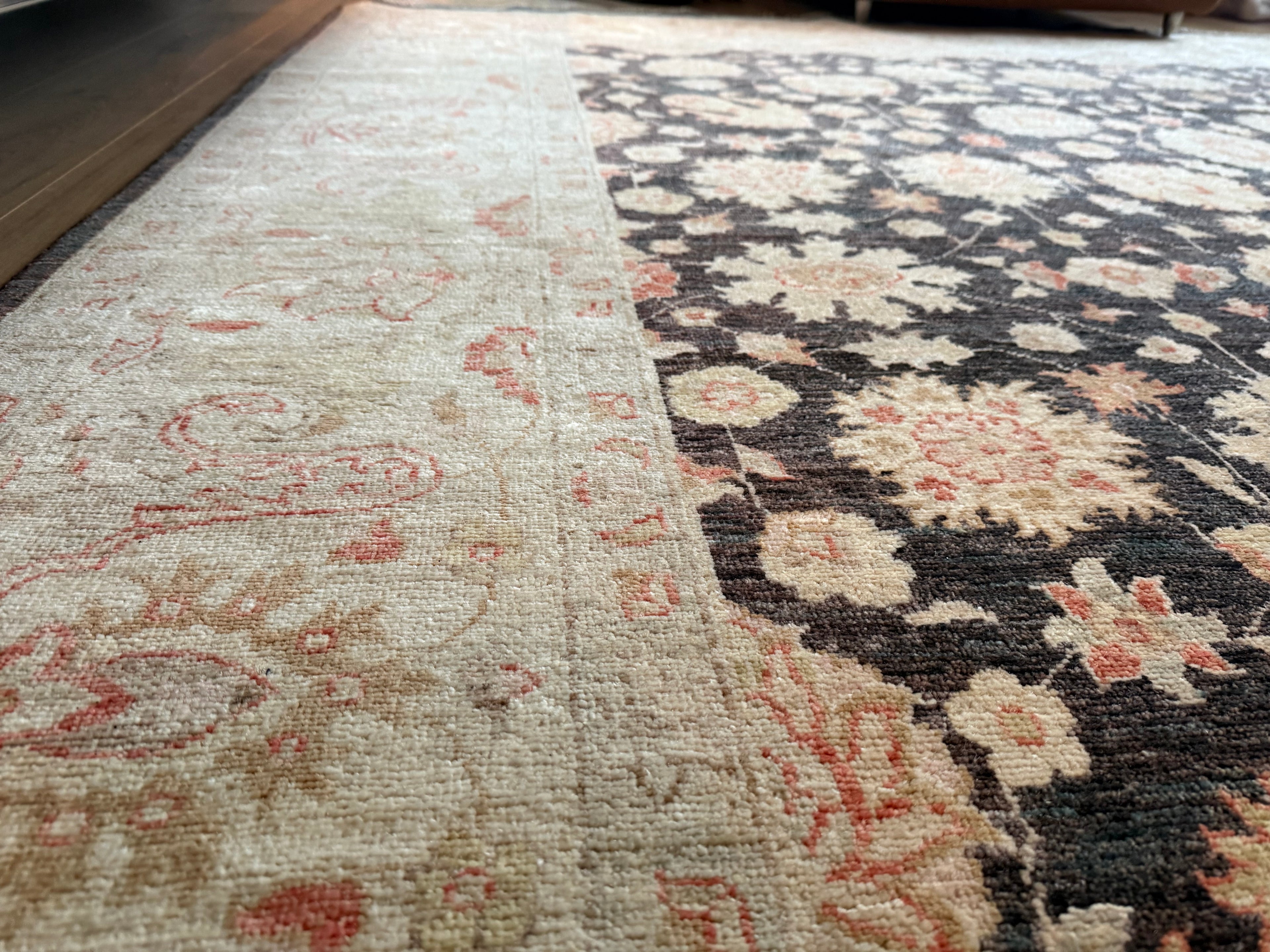 Handgeknoopt Ziegler tapijt, rustig, verfijnd en tijdloos. Ca. 308 × 249 cm