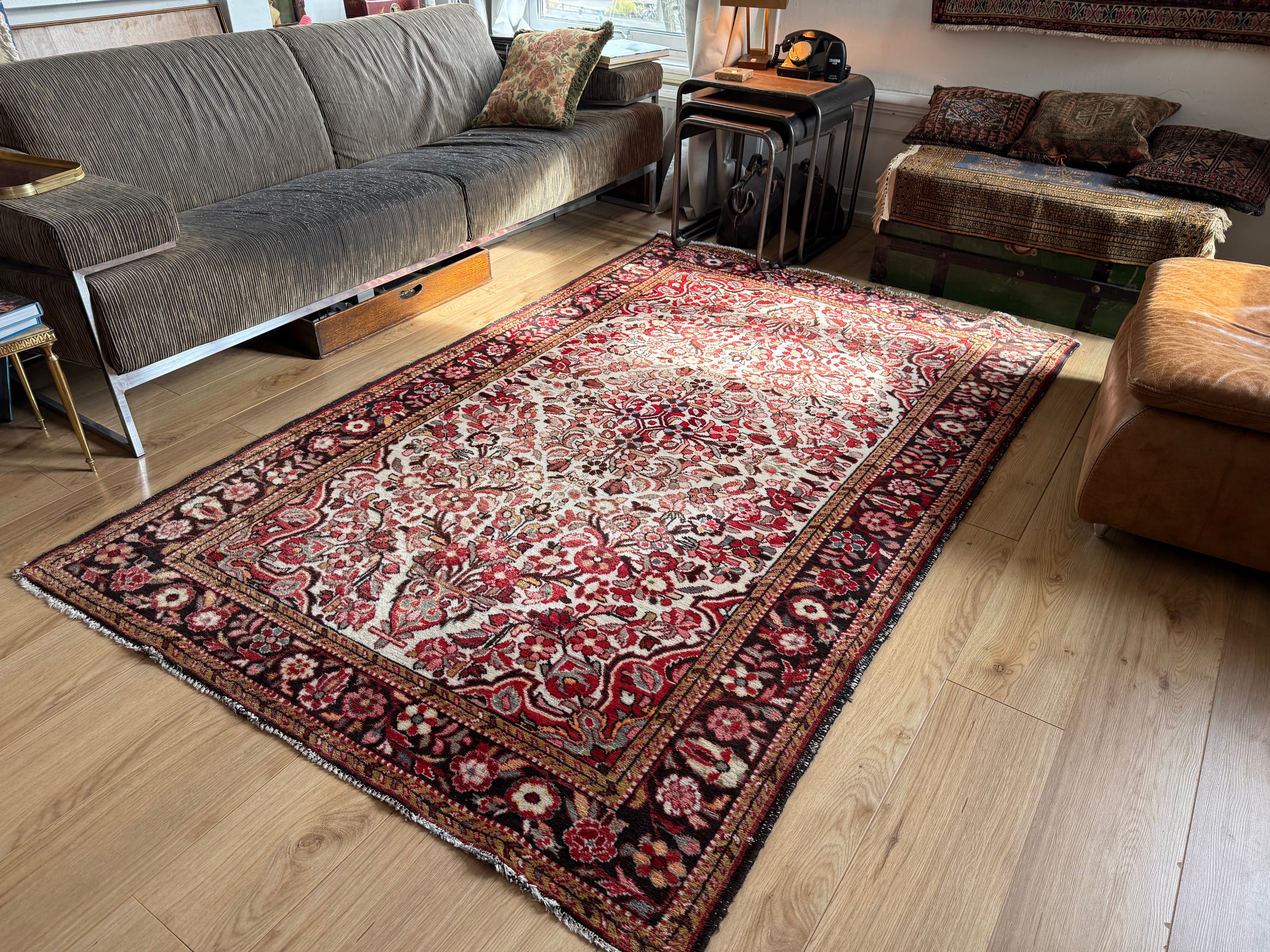 Tapete clássico nó à mão com campo e medalhão em tons terrosos suaves 230 x 149 cm