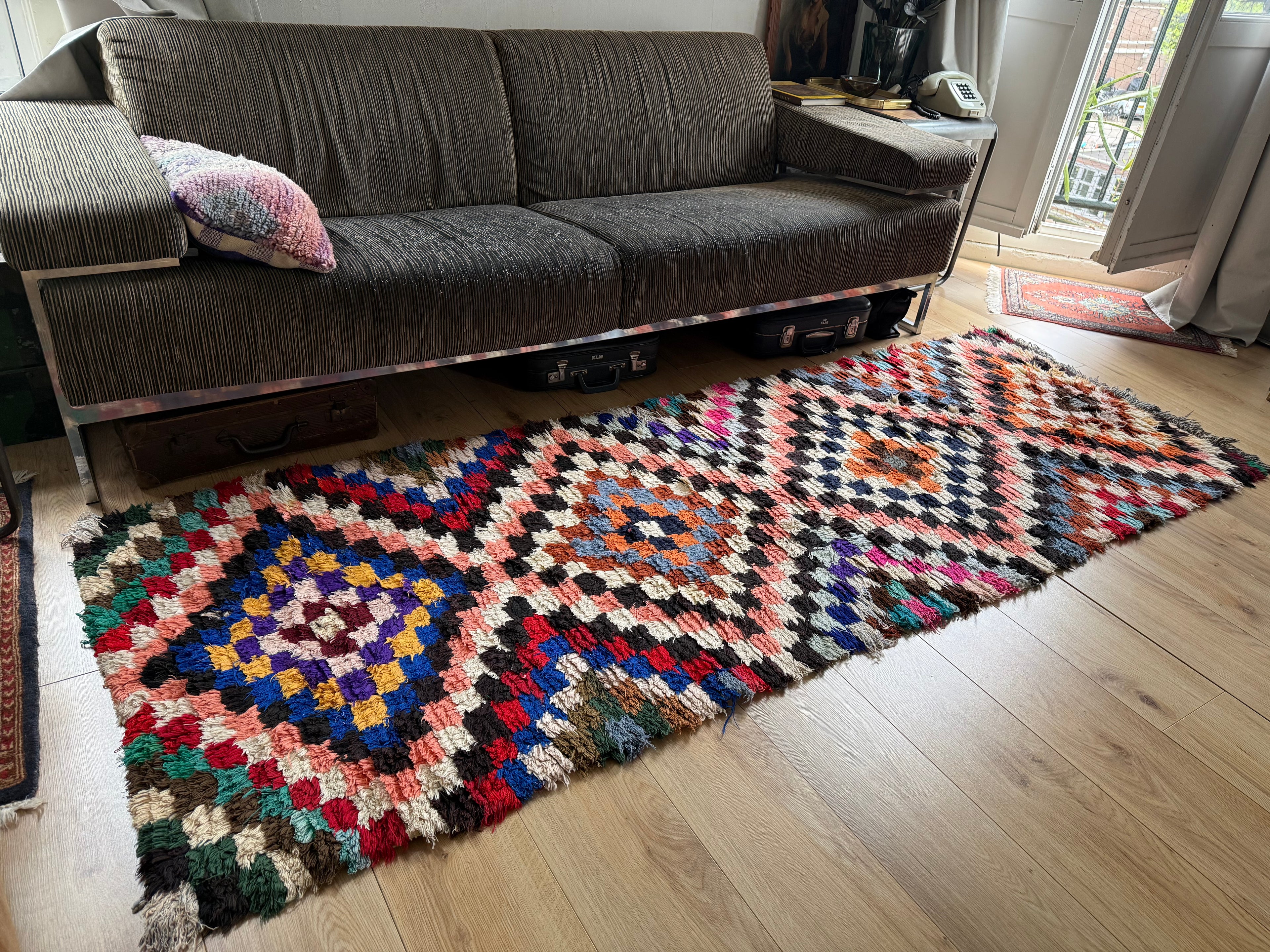 Handgeknoopt vintage tapijt – Boucherouite-stijl – ca. 91 × 253 cm.