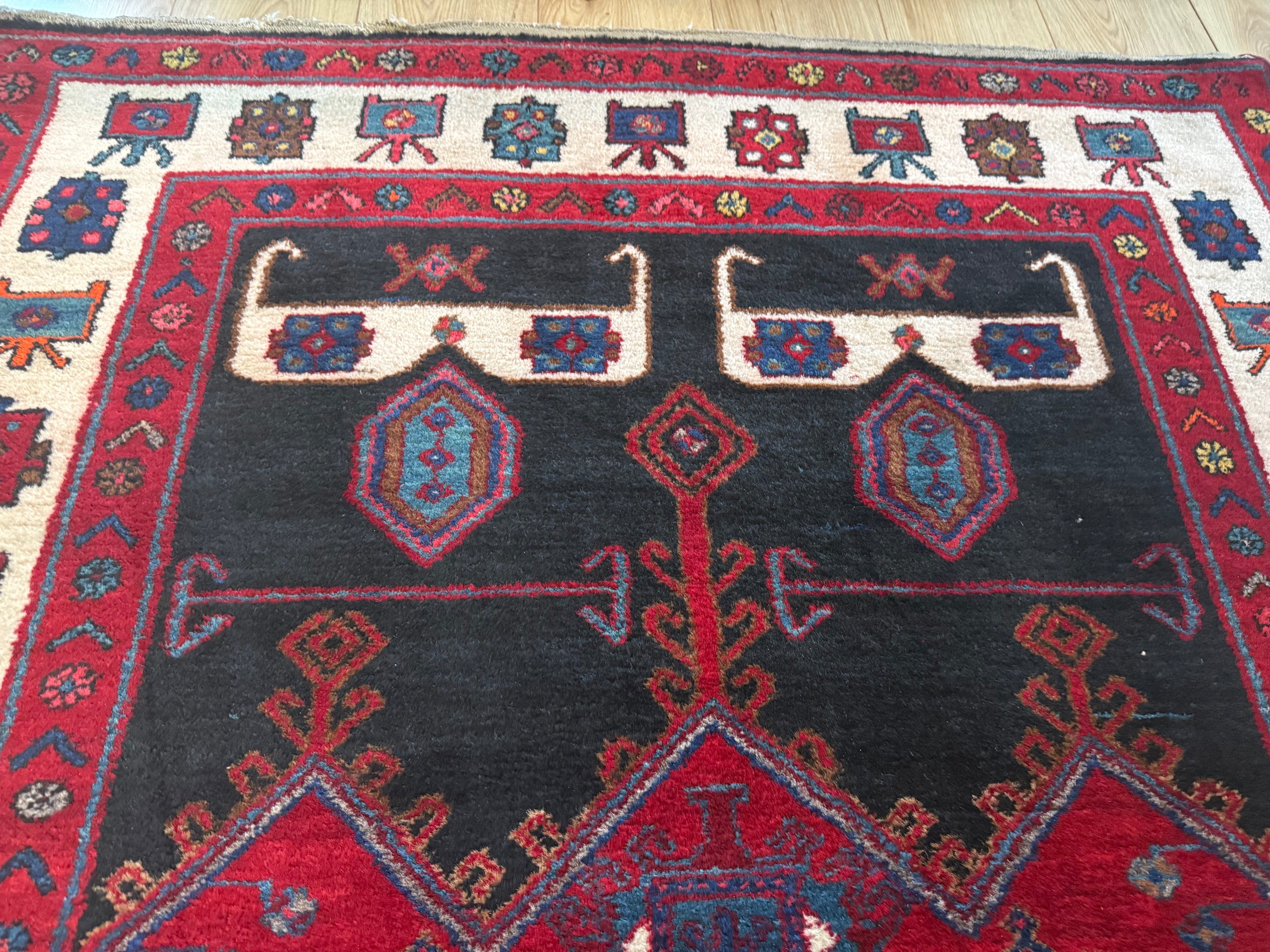 Antiek tribaal handgeknoopt tapijt – 217 × 140 cm