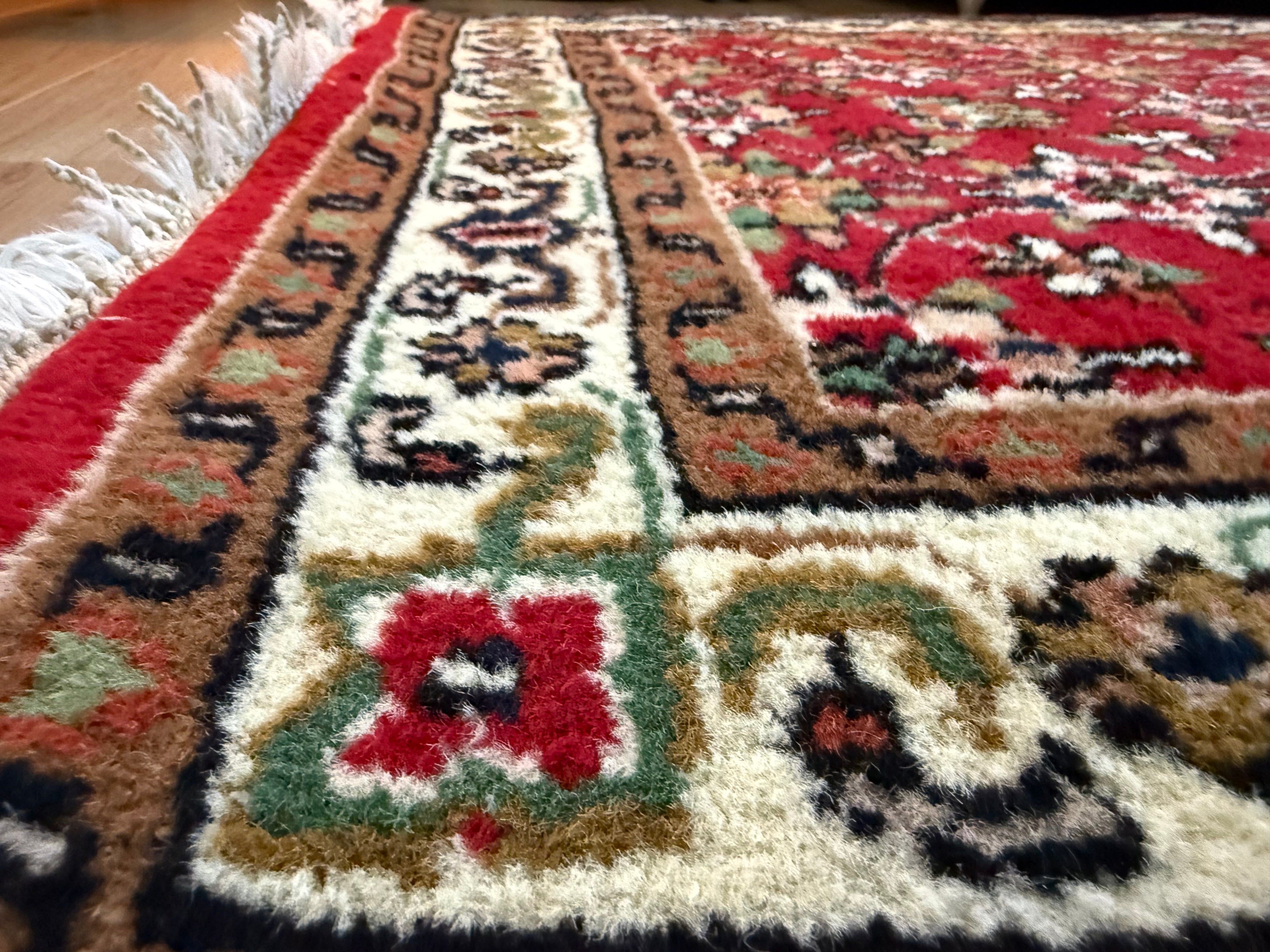 Warm rood vintage oosters tapijt met florale details – ca. 174 × 92 cm