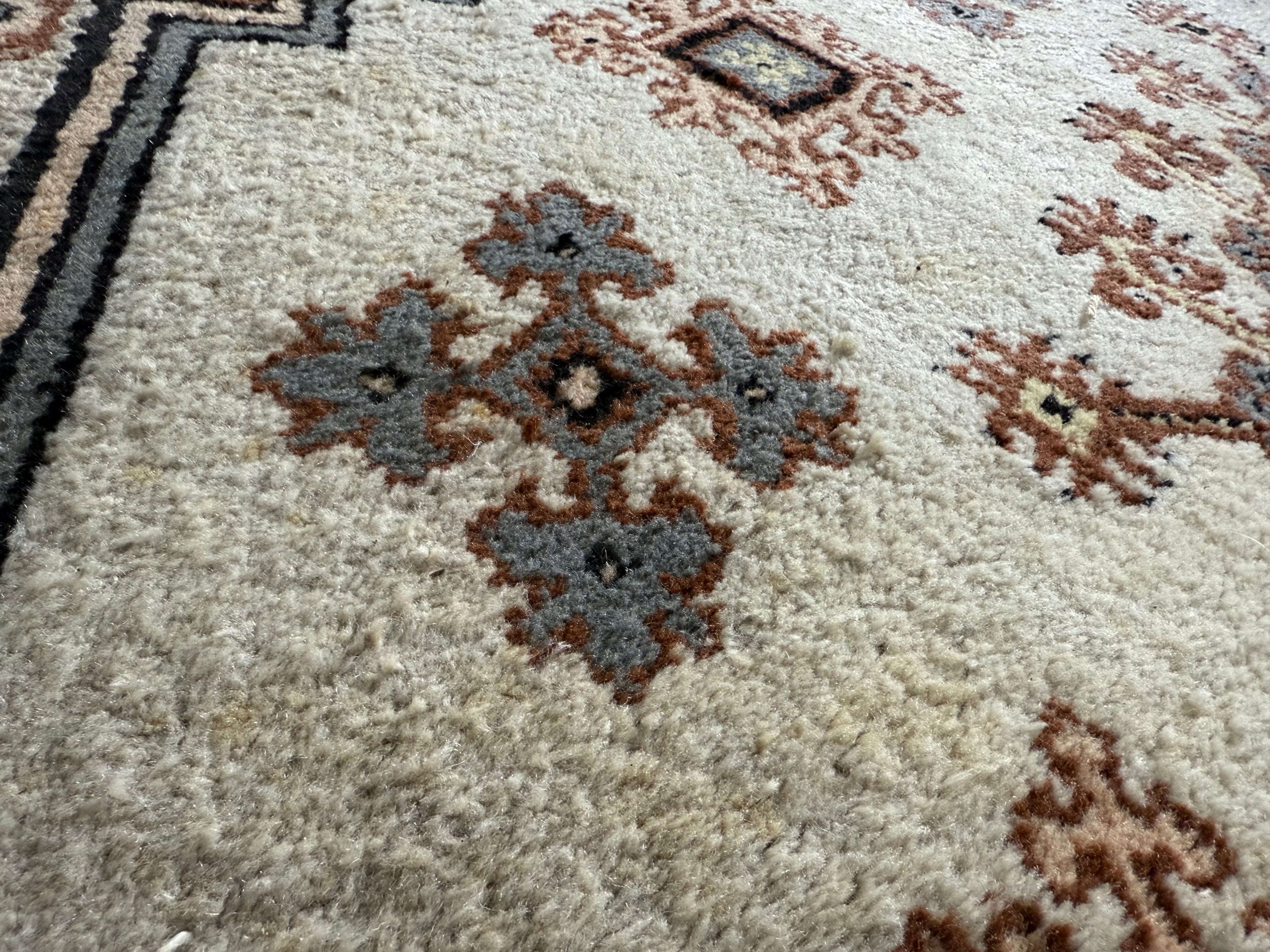 Handgeknoopt oosters tapijt – ca. 352 × 247 cm (lichten verkleuringen middenstuk)