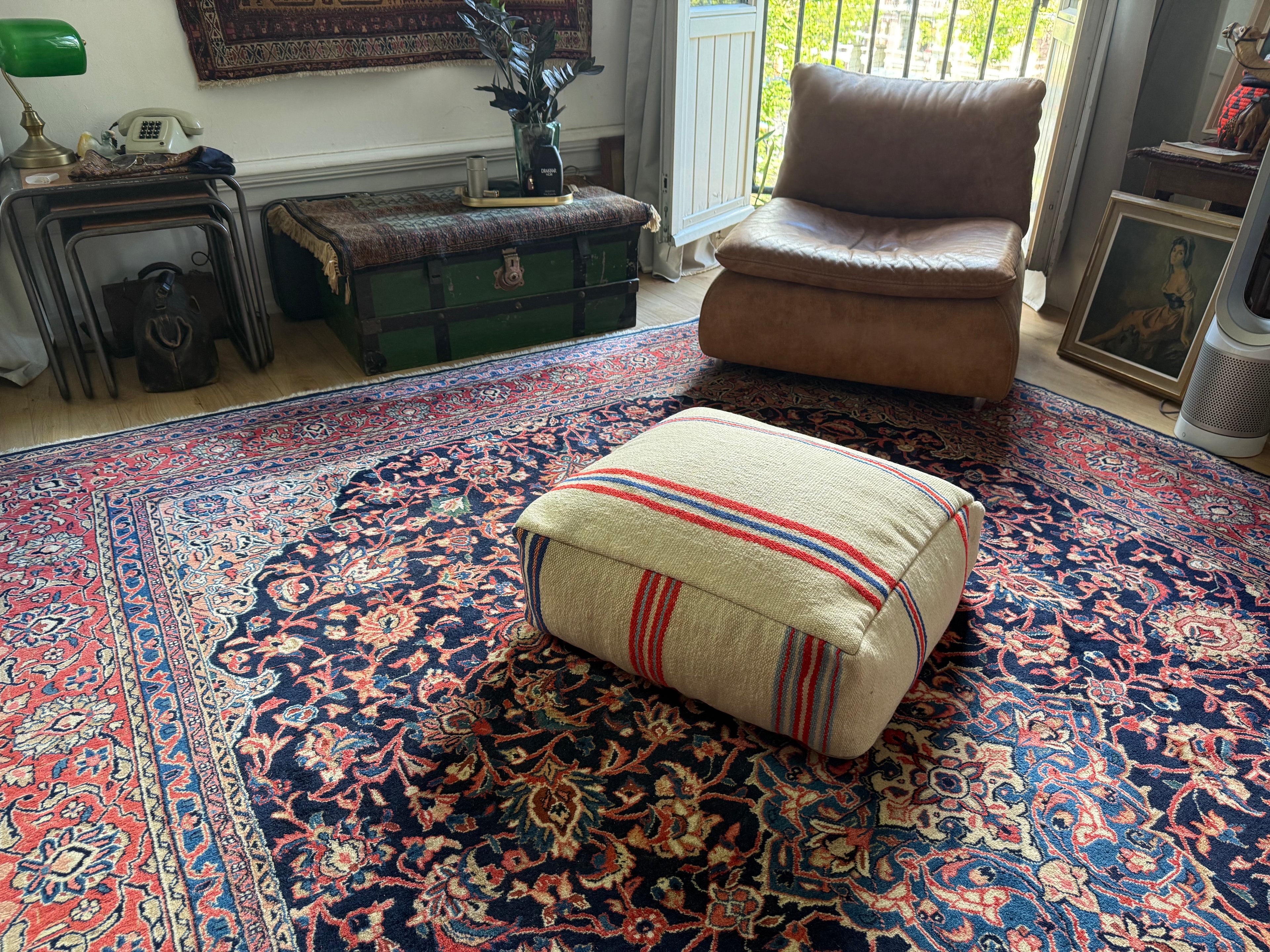 Poef van gebruikt vintage Marokkaans tapijt – handgemaakt – ca. 60 × 60 × 25 cm