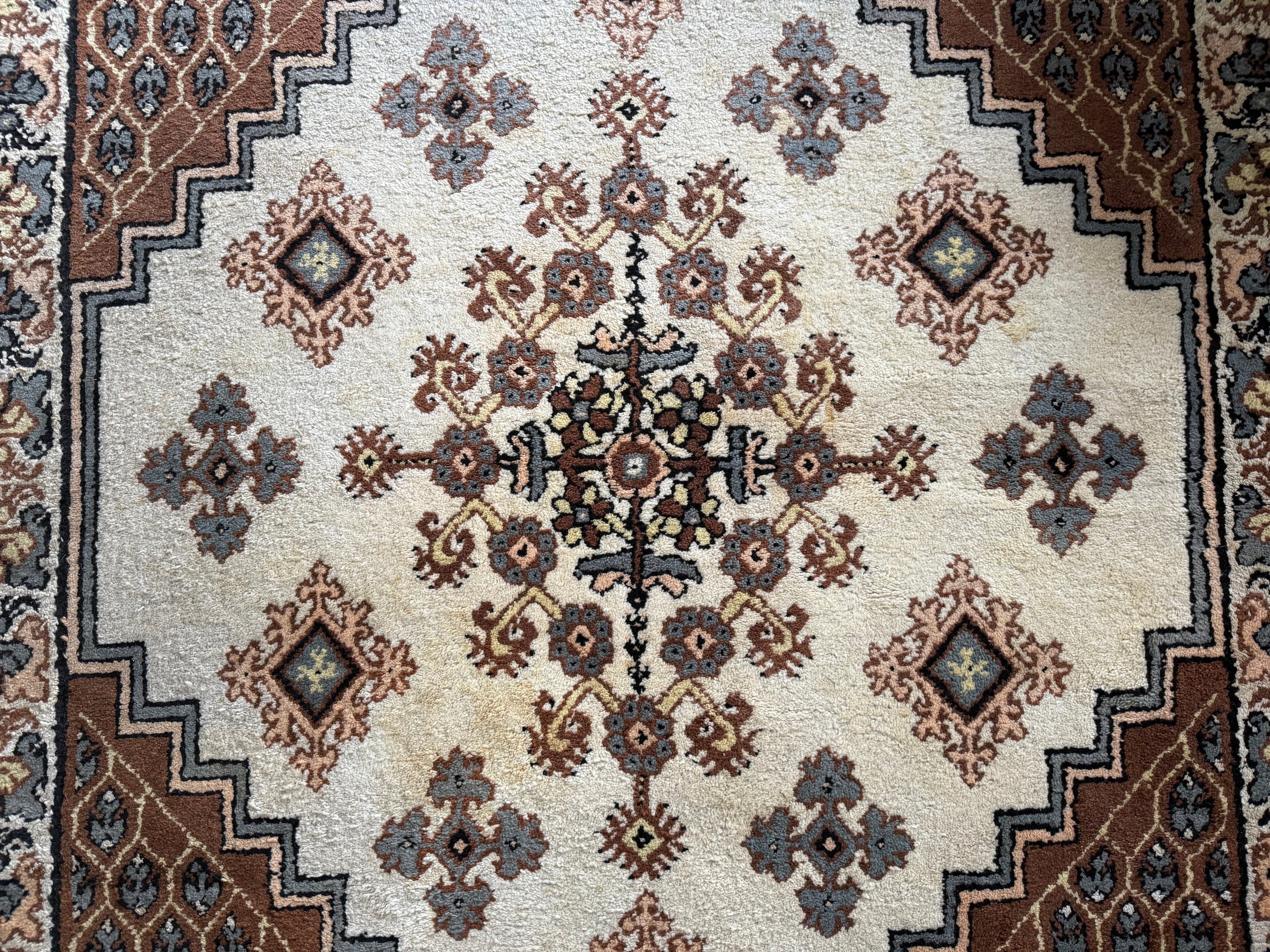 Handgeknoopt oosters tapijt – ca. 352 × 247 cm (lichten verkleuringen middenstuk)