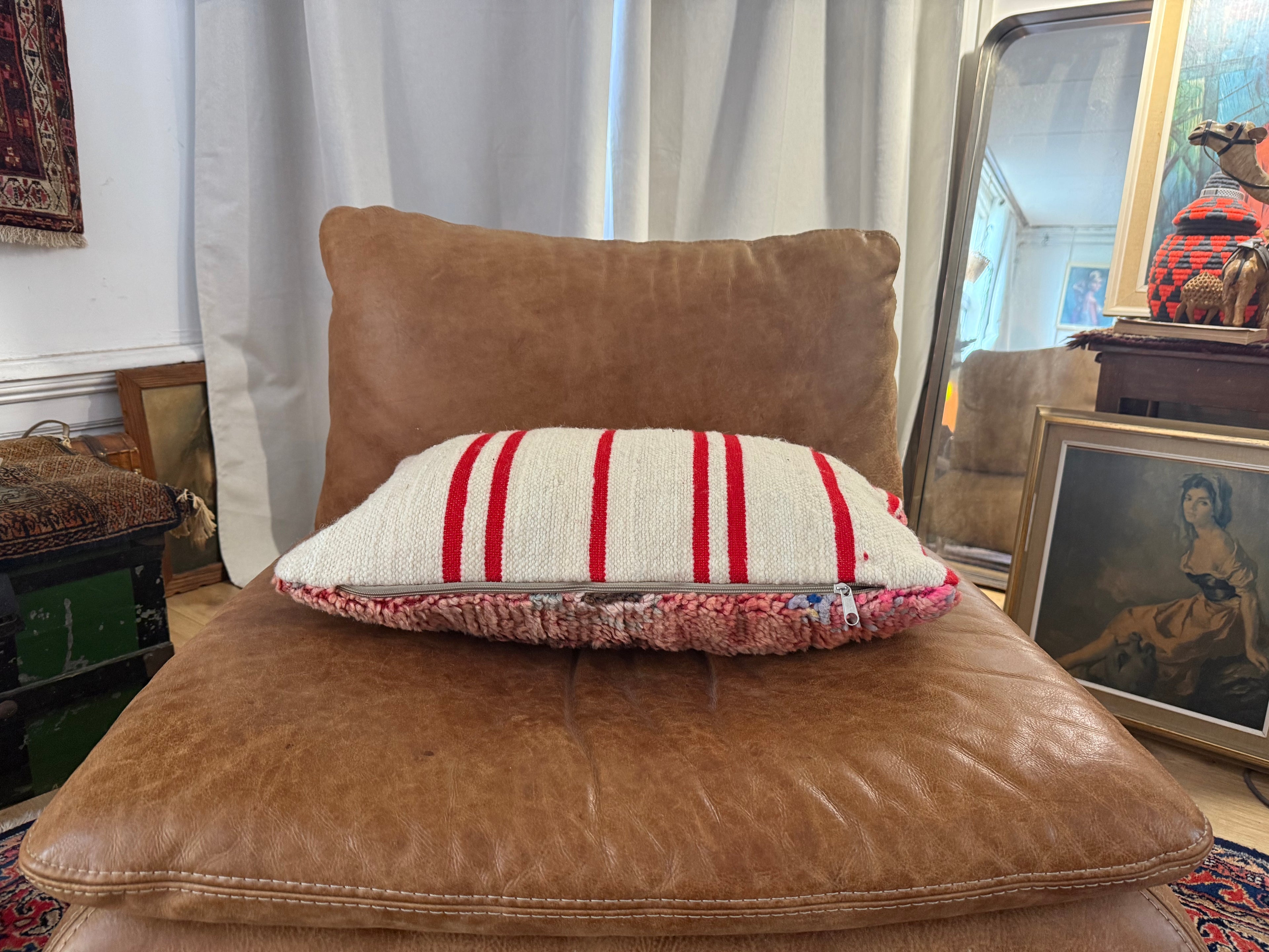 Handgemaakt kussen van een vintage Marokkaans tapijt – ca. 60 × 40 cm