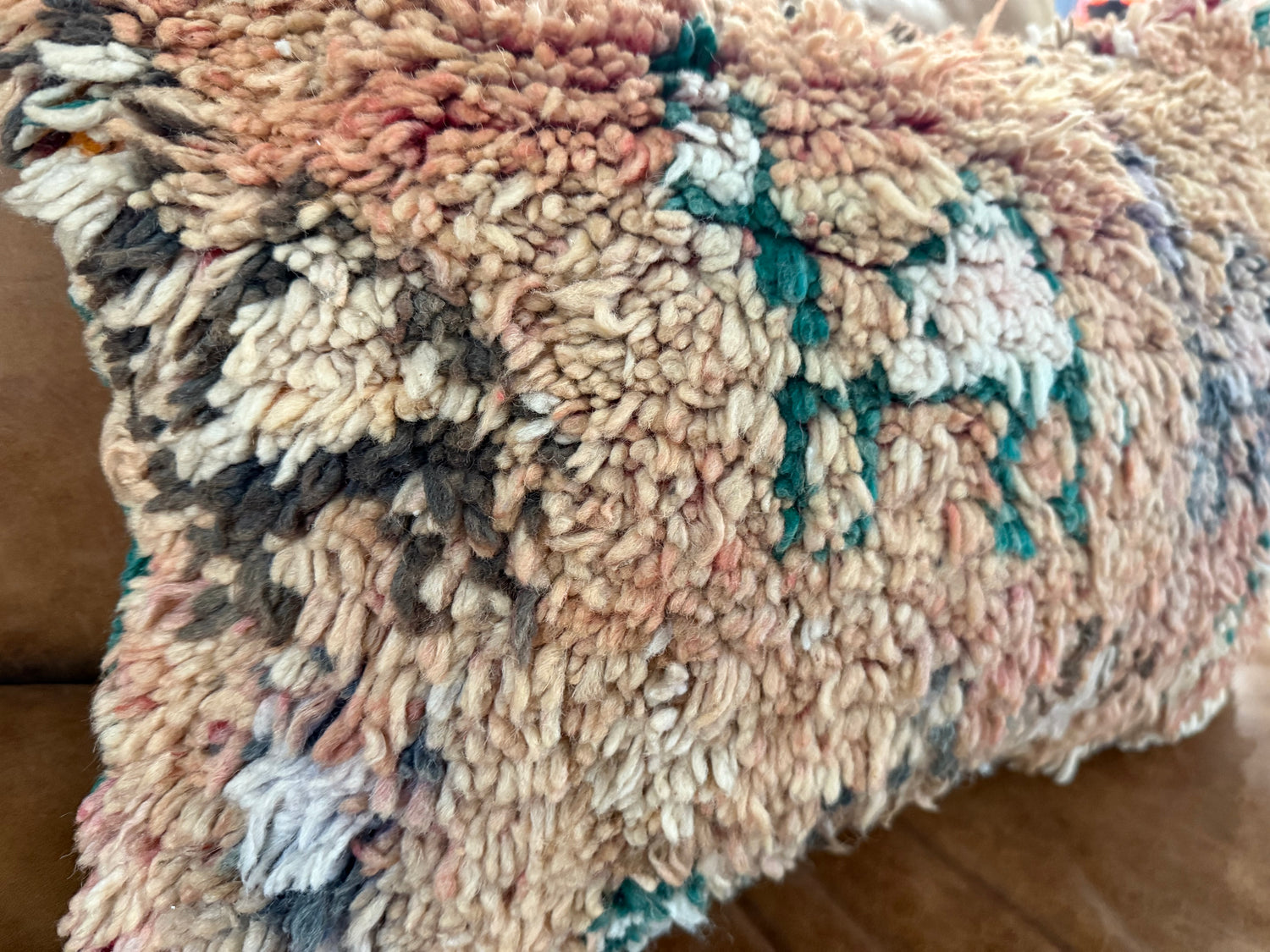 Cuscino fatto a mano da un tappeto marocchino vintage ca. 60 × 40 cm