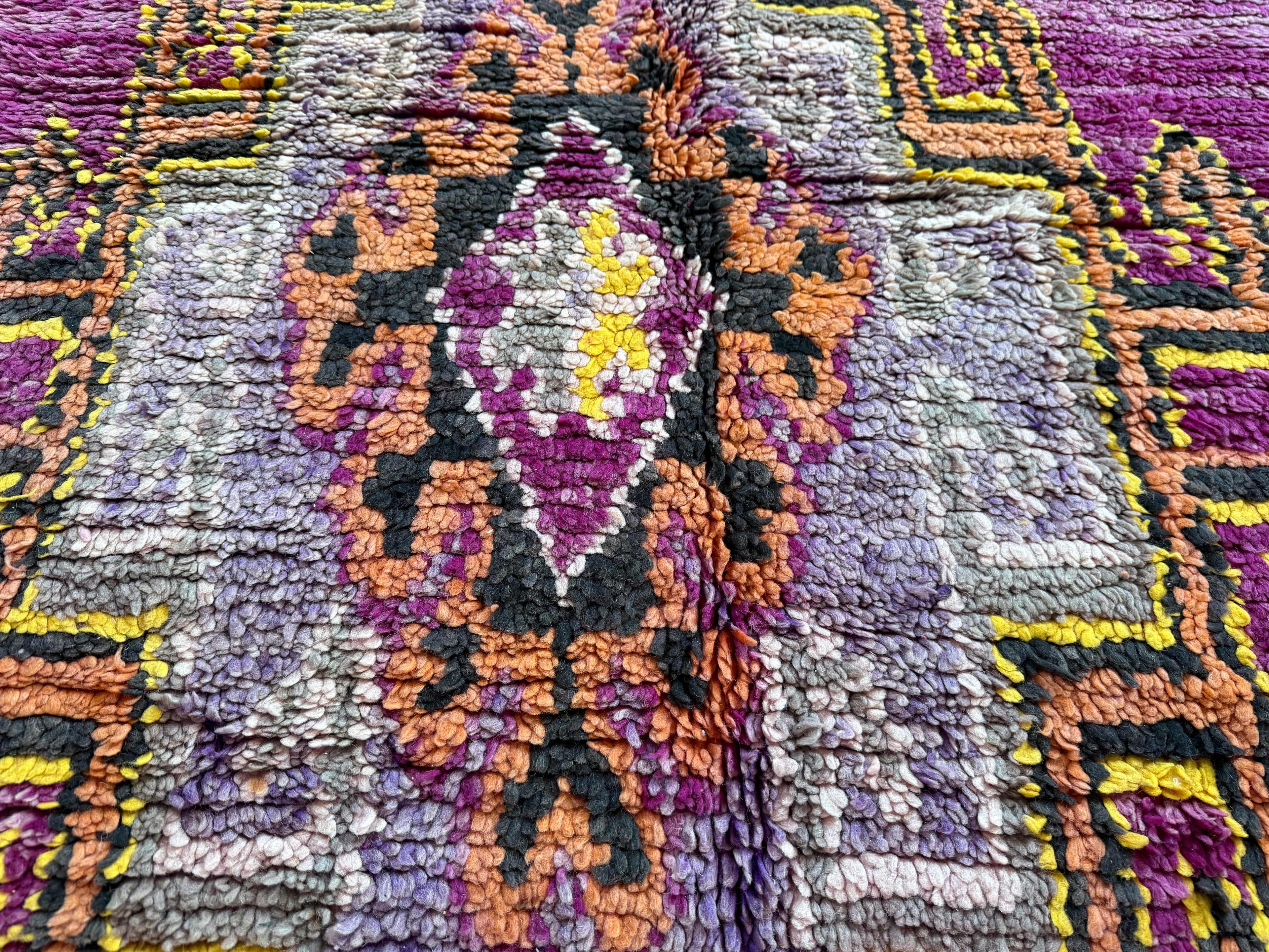 Warm Magenta Vintage Berber Tapijt – 320 × 183 cm – Dikke Wol & Checkerboard Rand