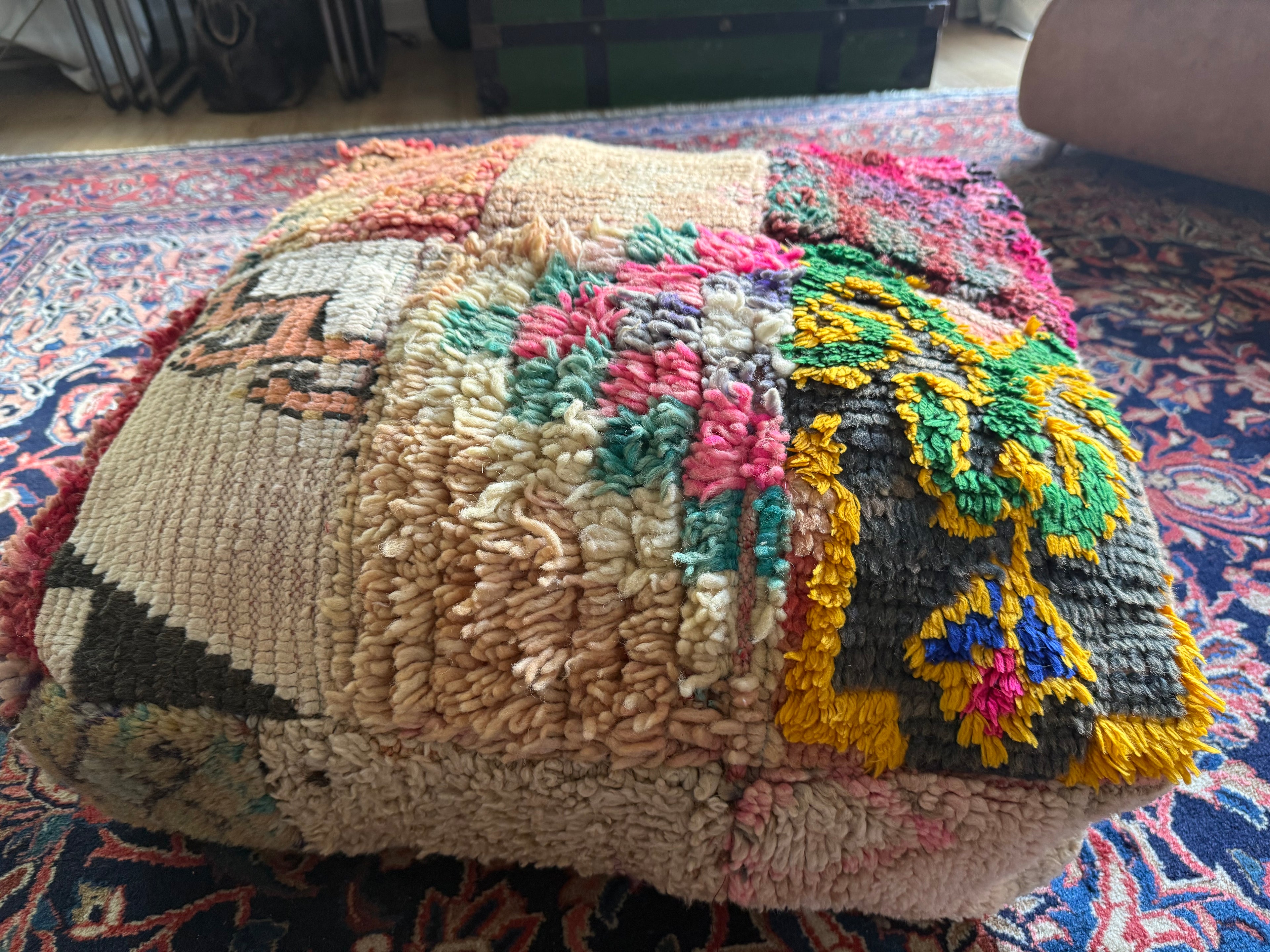 Poef van gebruikt vintage Marokkaans tapijt – handgemaakt – ca. 60 × 60 × 25 cm
