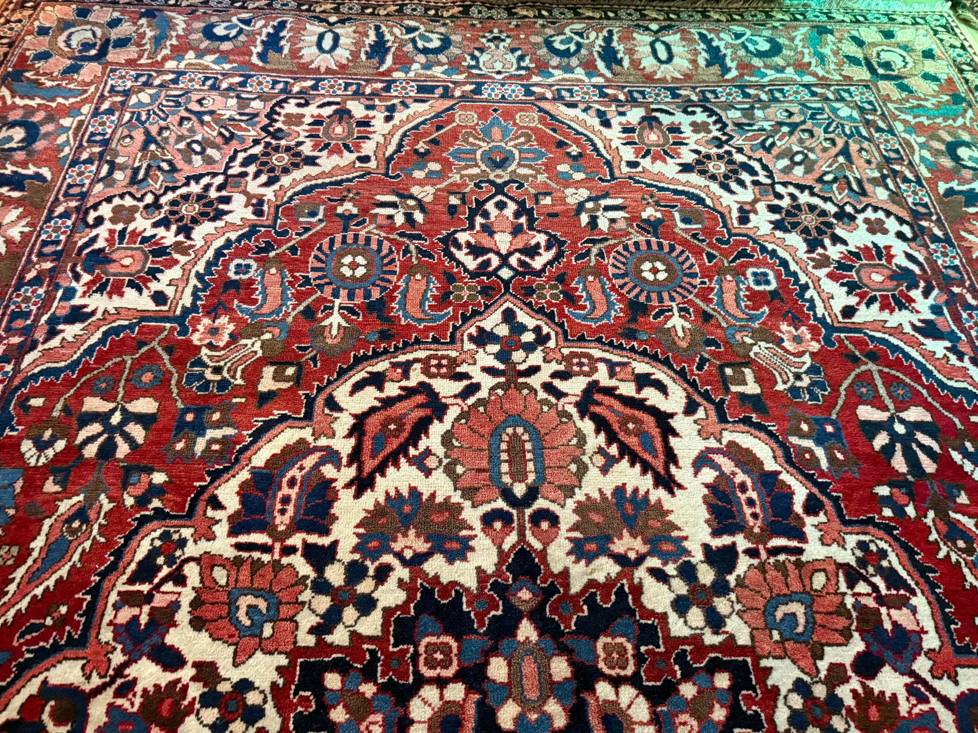 Vintage handgeknoopt tapijt 320 × 220 cm – klassiek rood met ivoor en donkerblauw